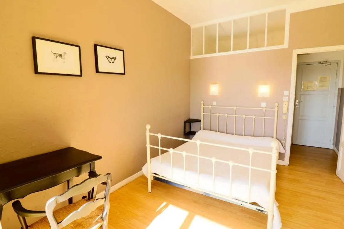 Bed in Hôtel Paradis