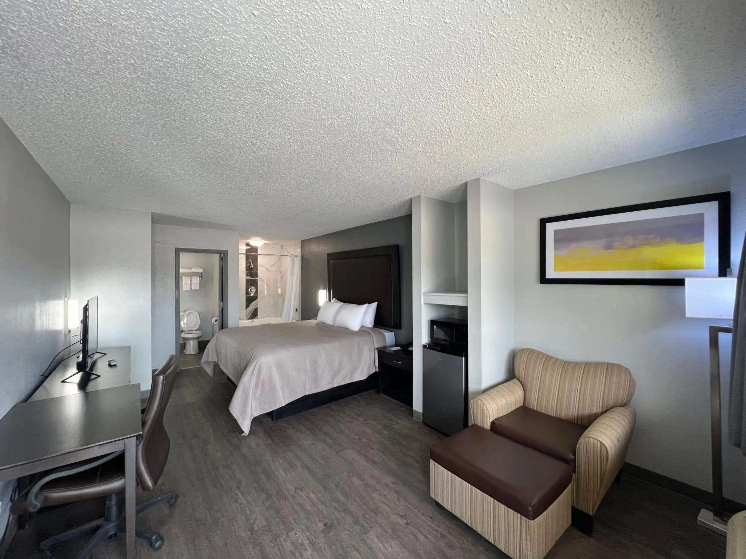 Bed in Quality Inn Bed in Quality Inn