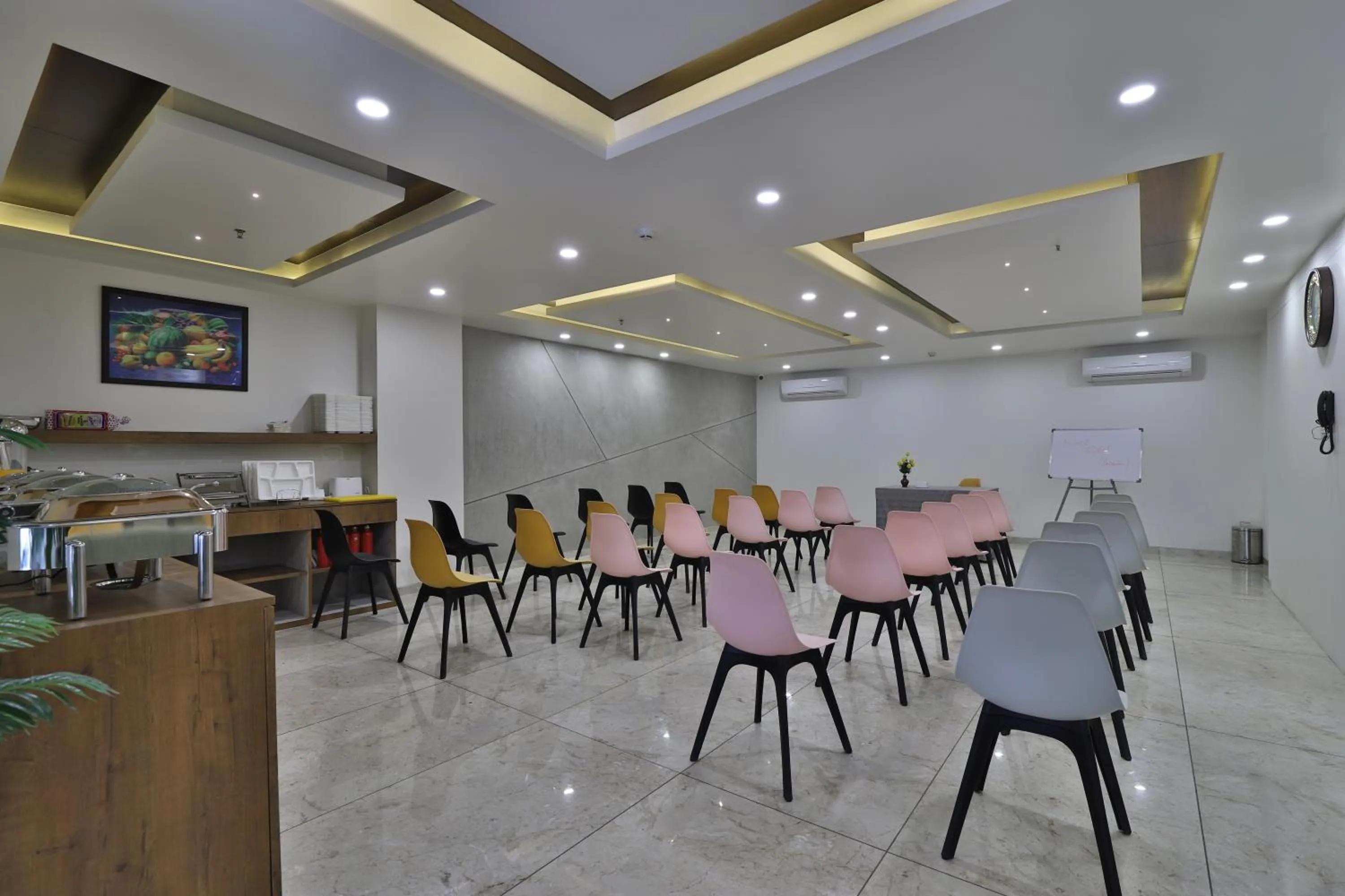 Restaurant/places to eat in Hotel Orbit