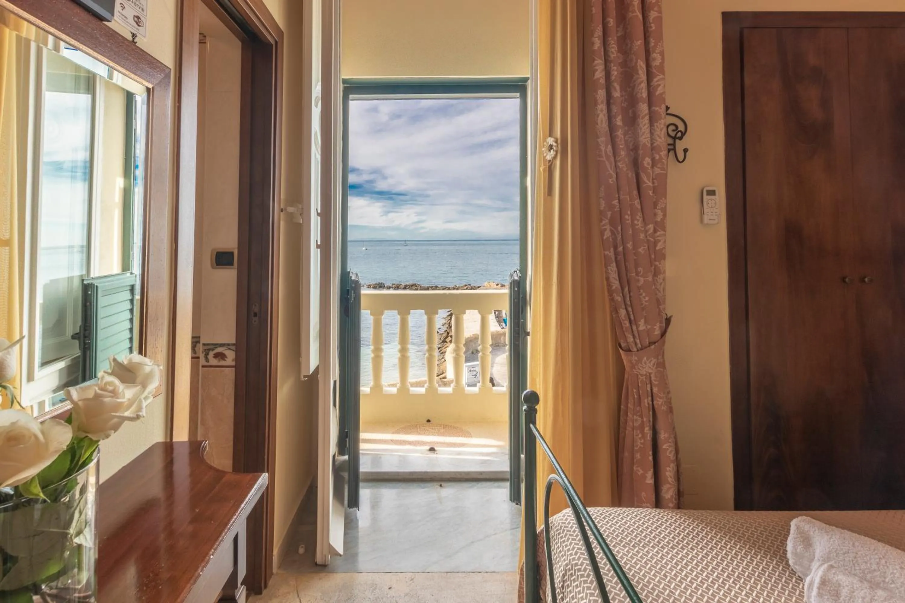 Sea view, Bed in B&B La Riviera