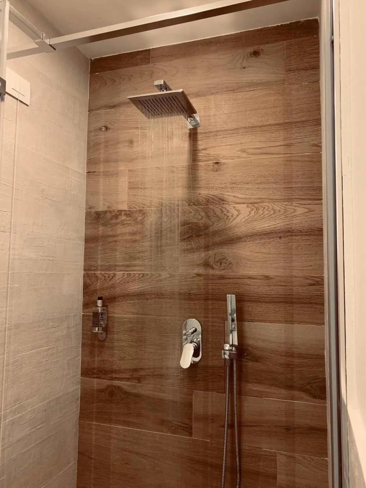 Shower in B-STAY Via Milano 52