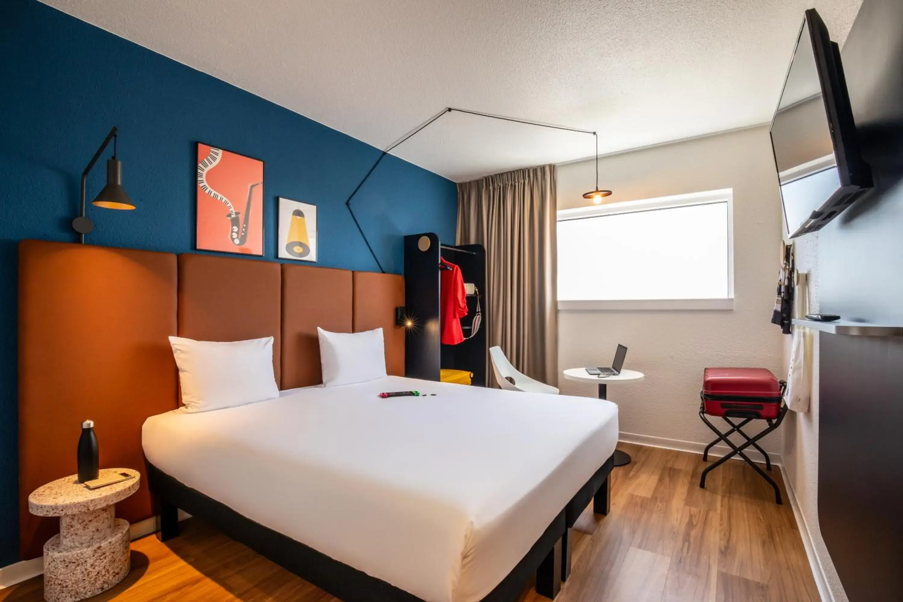 TV and multimedia, Bed in ibis Paris Porte de Montreuil TV and multimedia, Bed in ibis Paris Porte de Montreuil