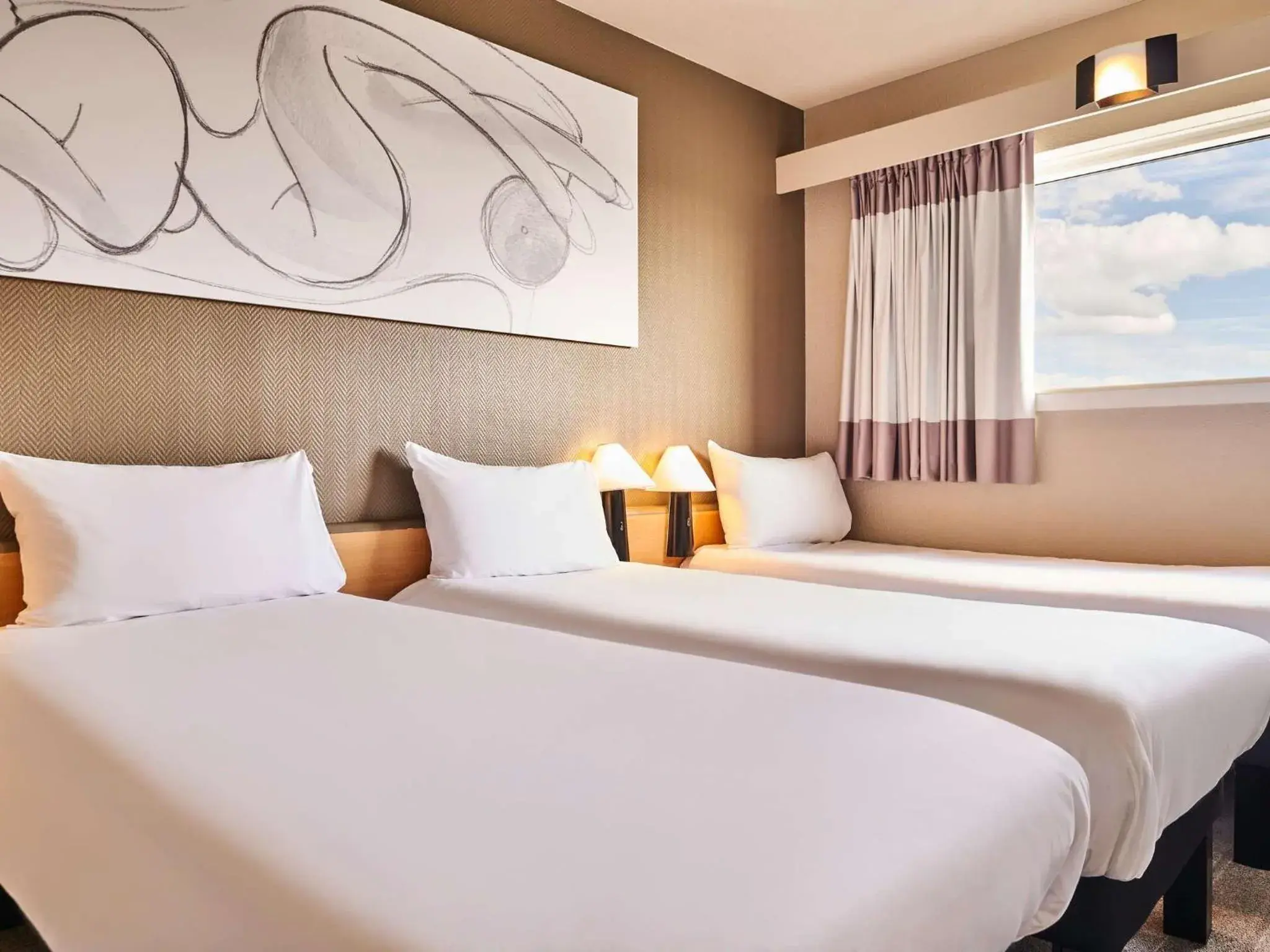 Bed in ibis Paris Porte de Montreuil Bed in ibis Paris Porte de Montreuil