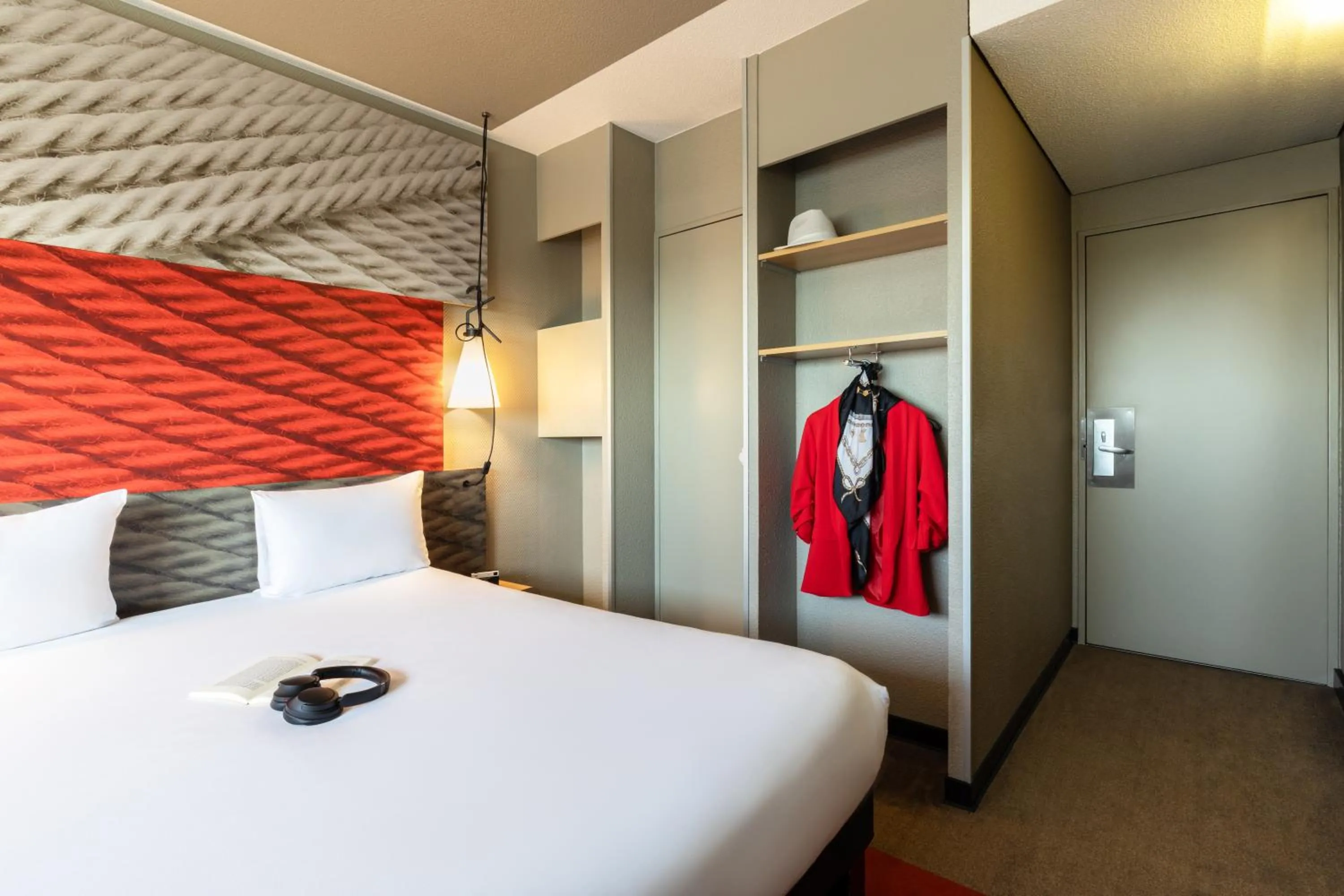 wardrobe, Bed in ibis Paris Porte de Montreuil