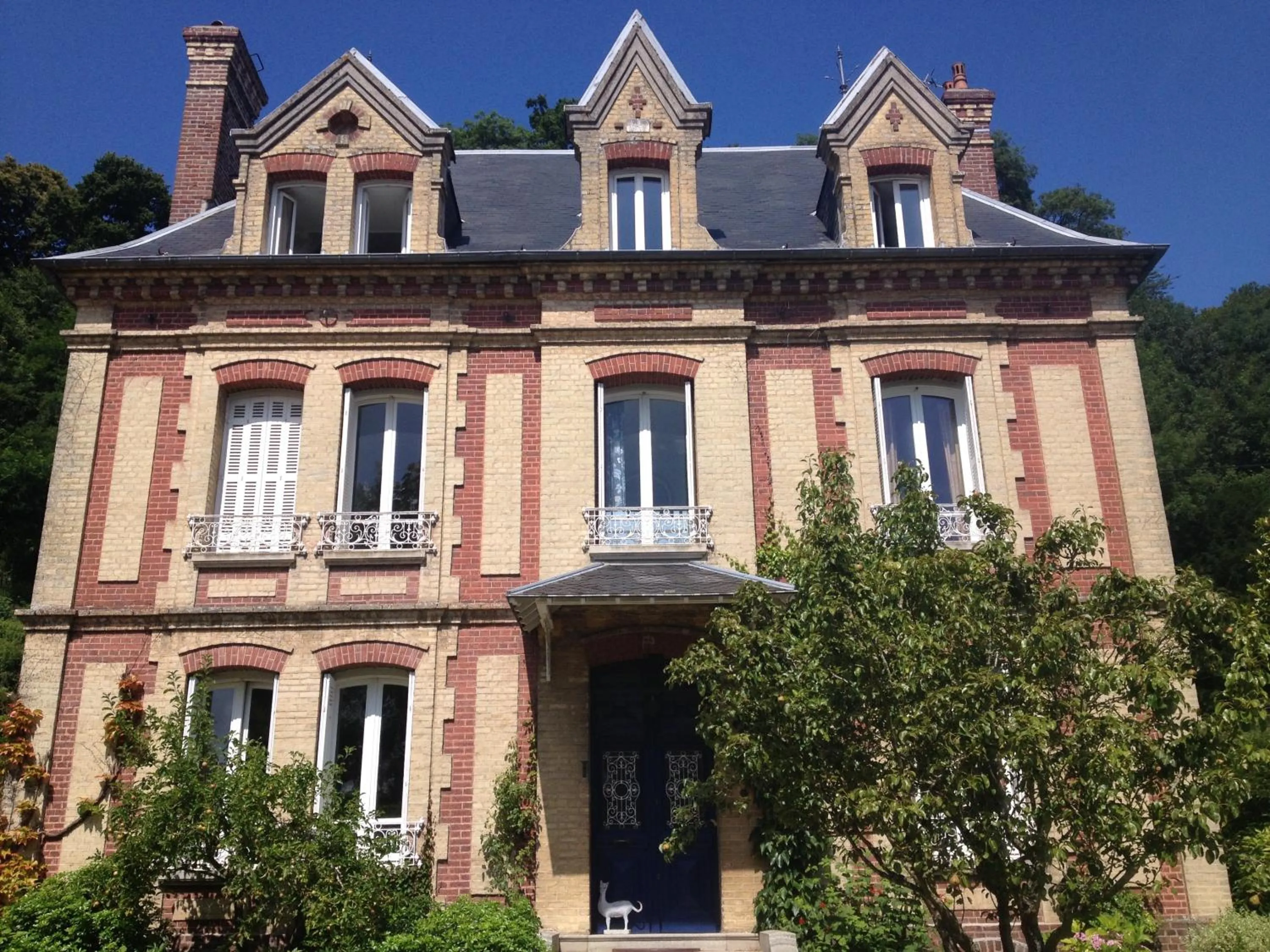 Property building in La Liniere