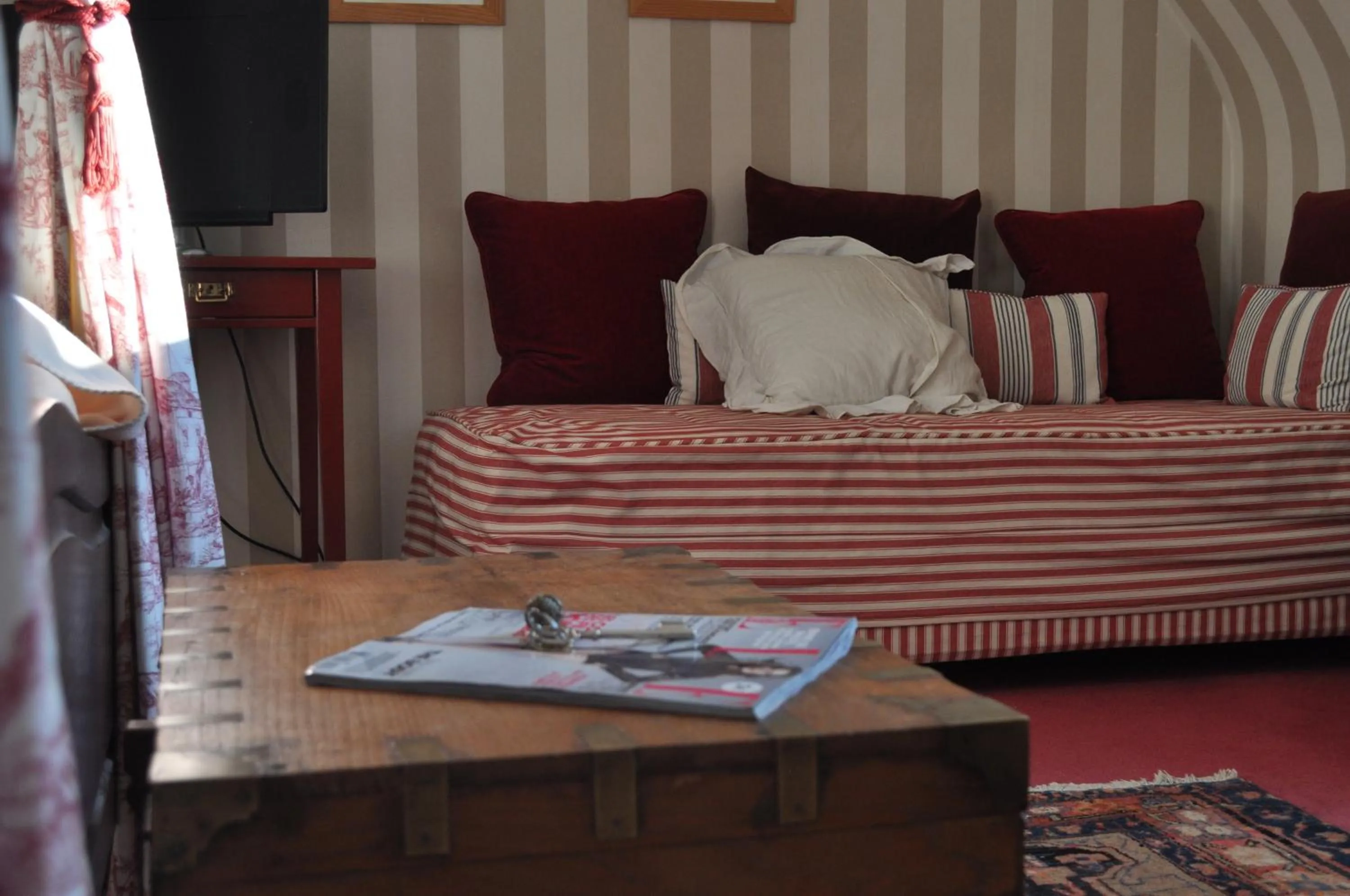 Seating area, Bed in La Liniere