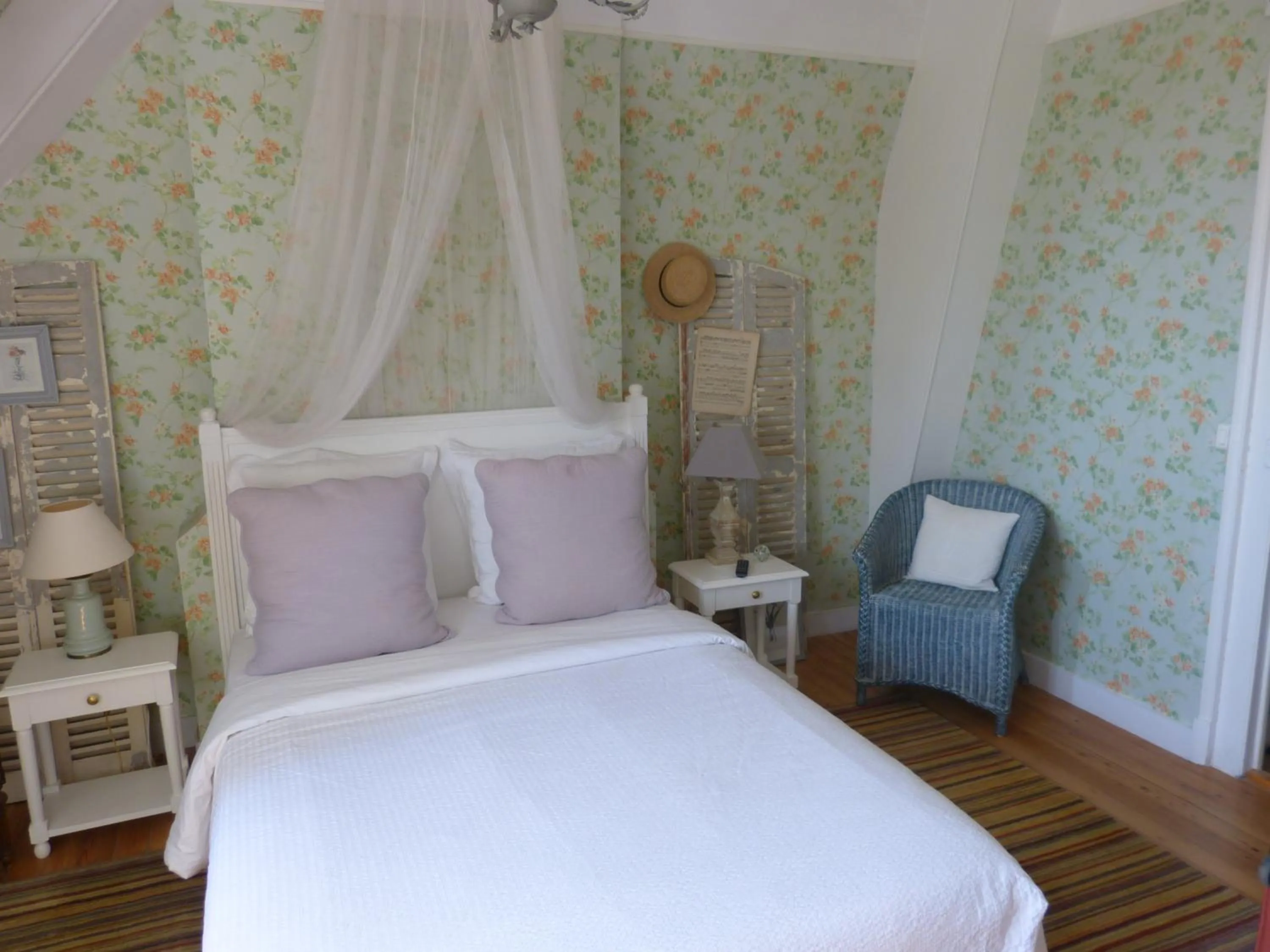 Photo of the whole room, Bed in La Liniere