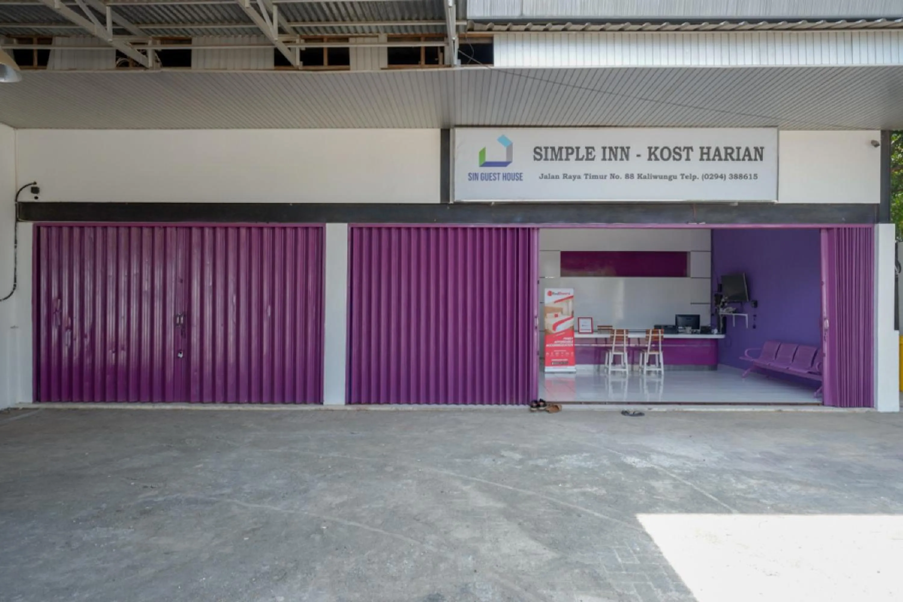 Facade/entrance in RedDoorz near Alun Alun Kaliwungu Kendal