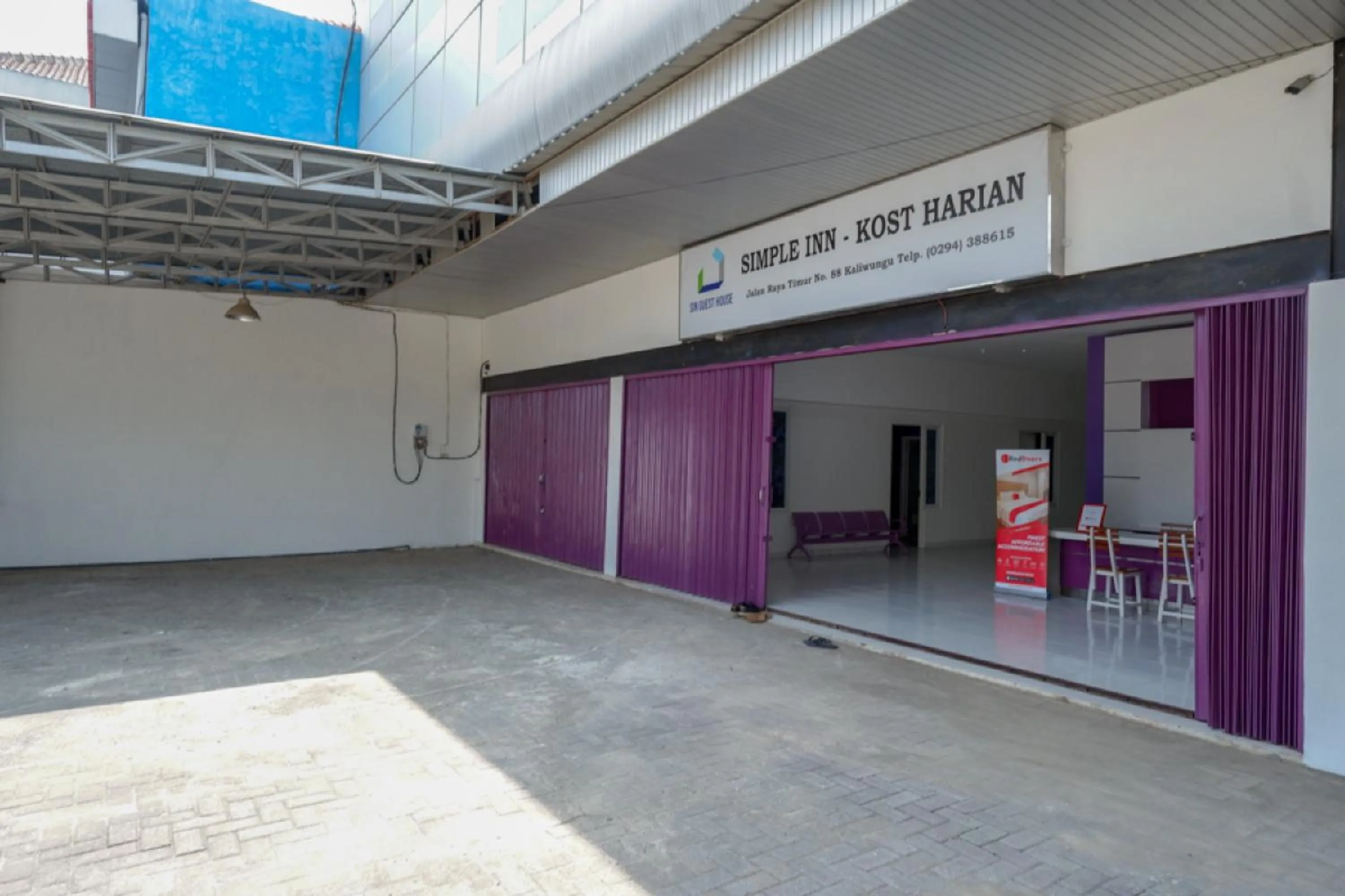 Facade/entrance in RedDoorz near Alun Alun Kaliwungu Kendal