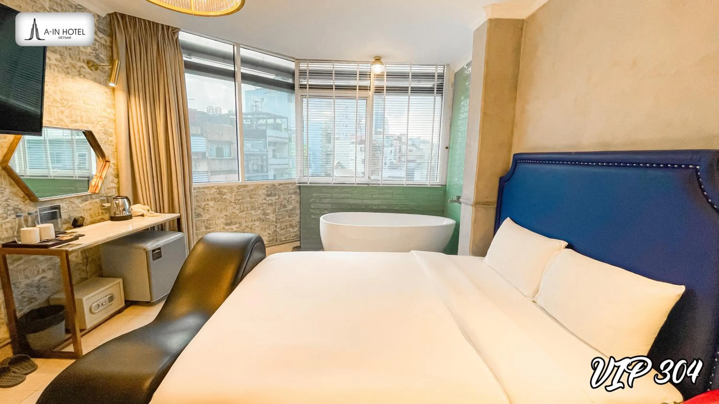 Living room, Bed in A In Hotel Del Luna