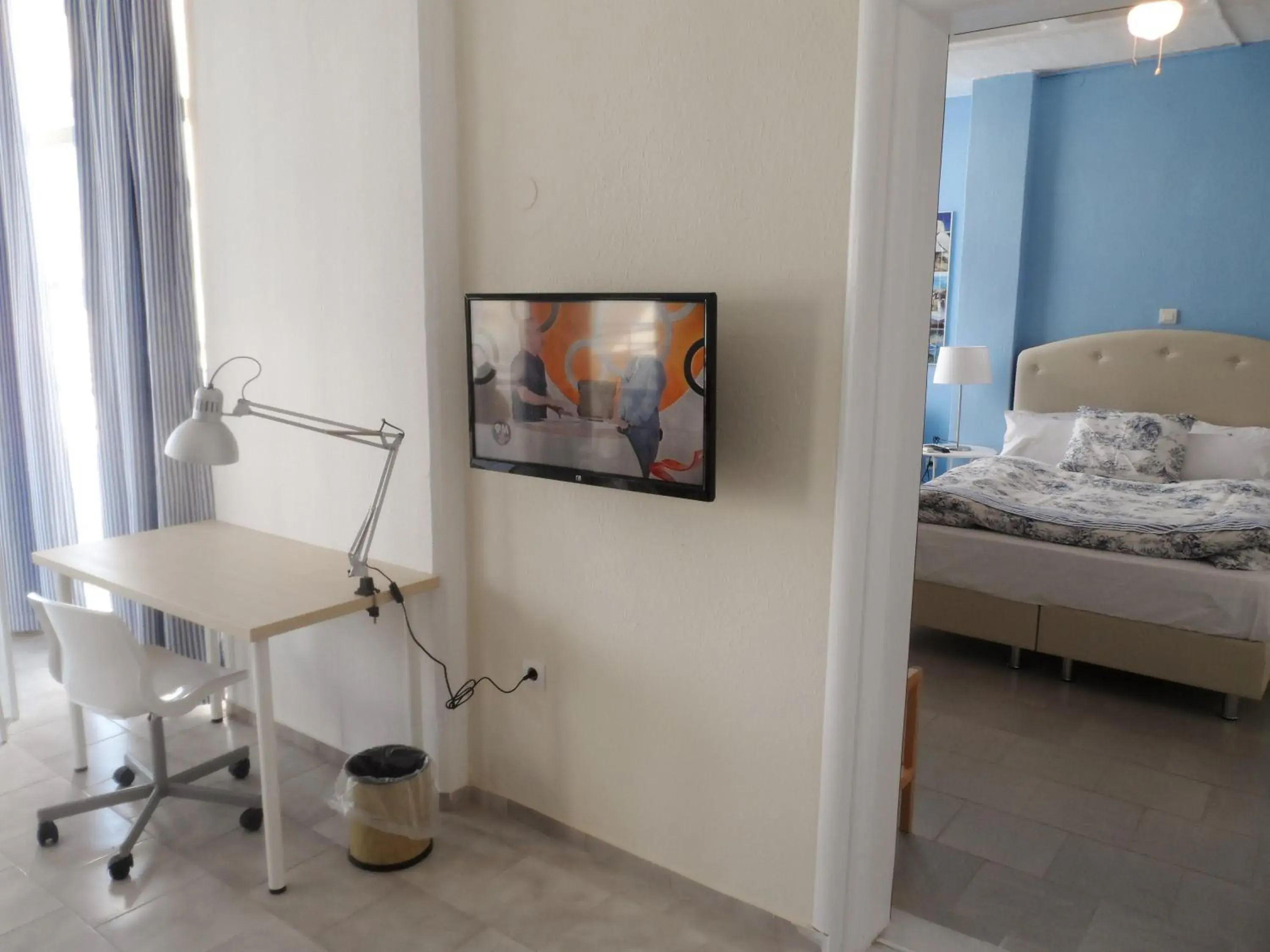 TV and multimedia, Bed in Seafront Studios and Apartments TV and multimedia, Bed in Seafront Studios and Apartments