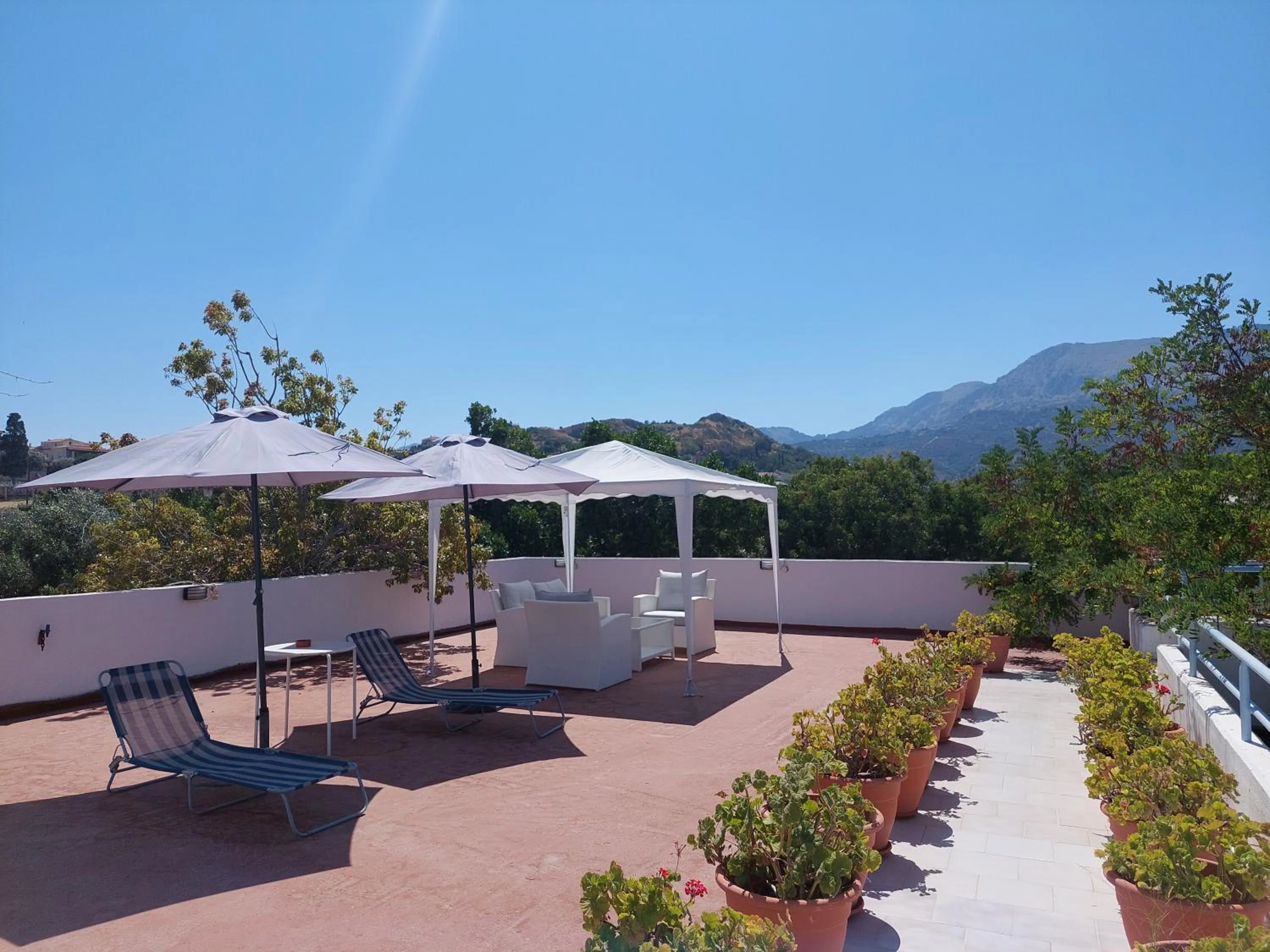 Seafront Studios and Apartments