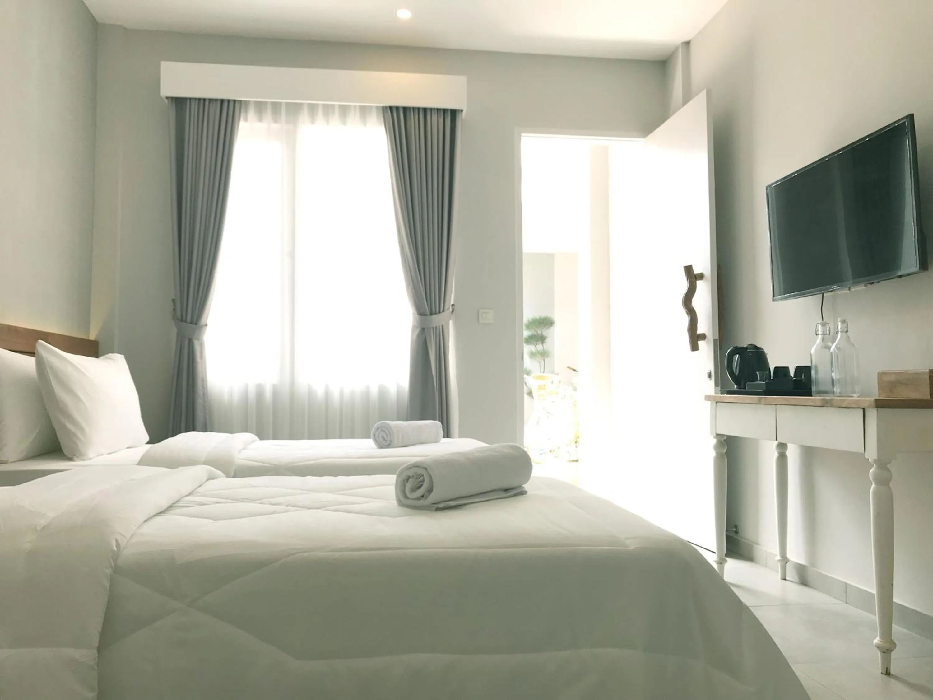 Communal lounge/ TV room, Bed in Mantra Gili