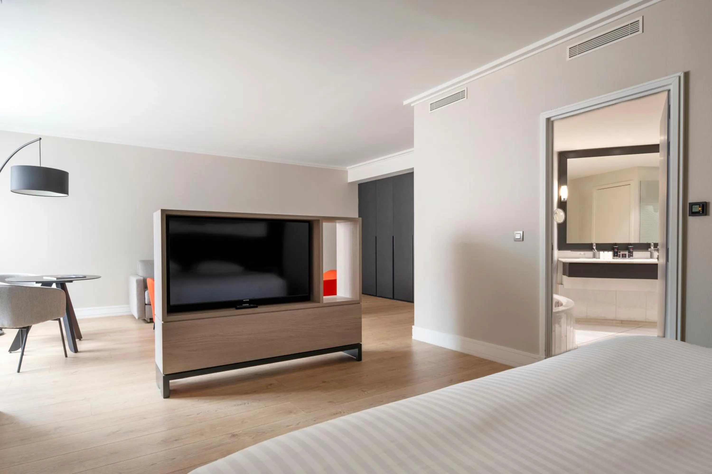 TV and multimedia, Bed in Lyon Marriott Hotel Cité Internationale