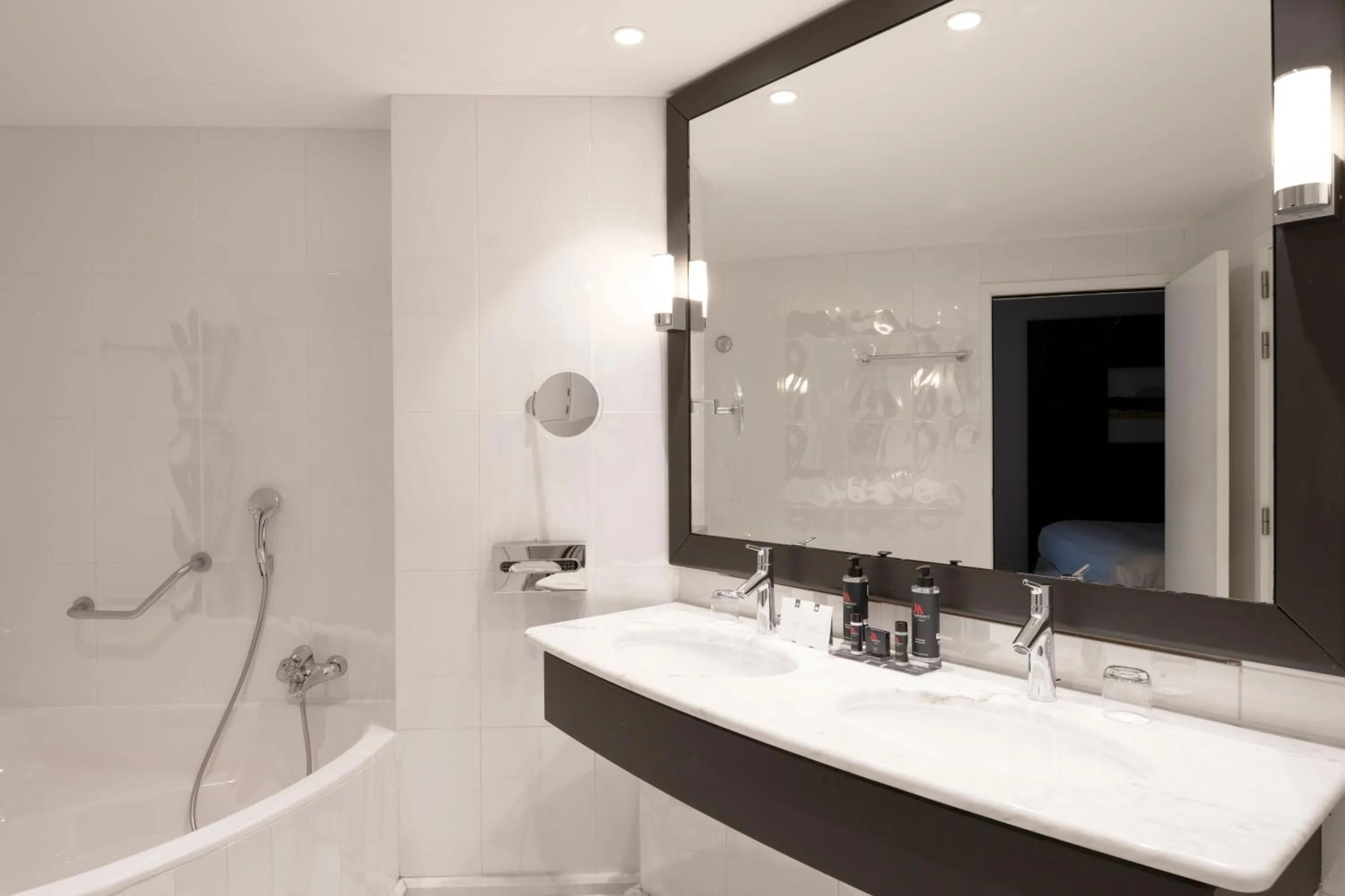 Bathroom in Lyon Marriott Hotel Cité Internationale