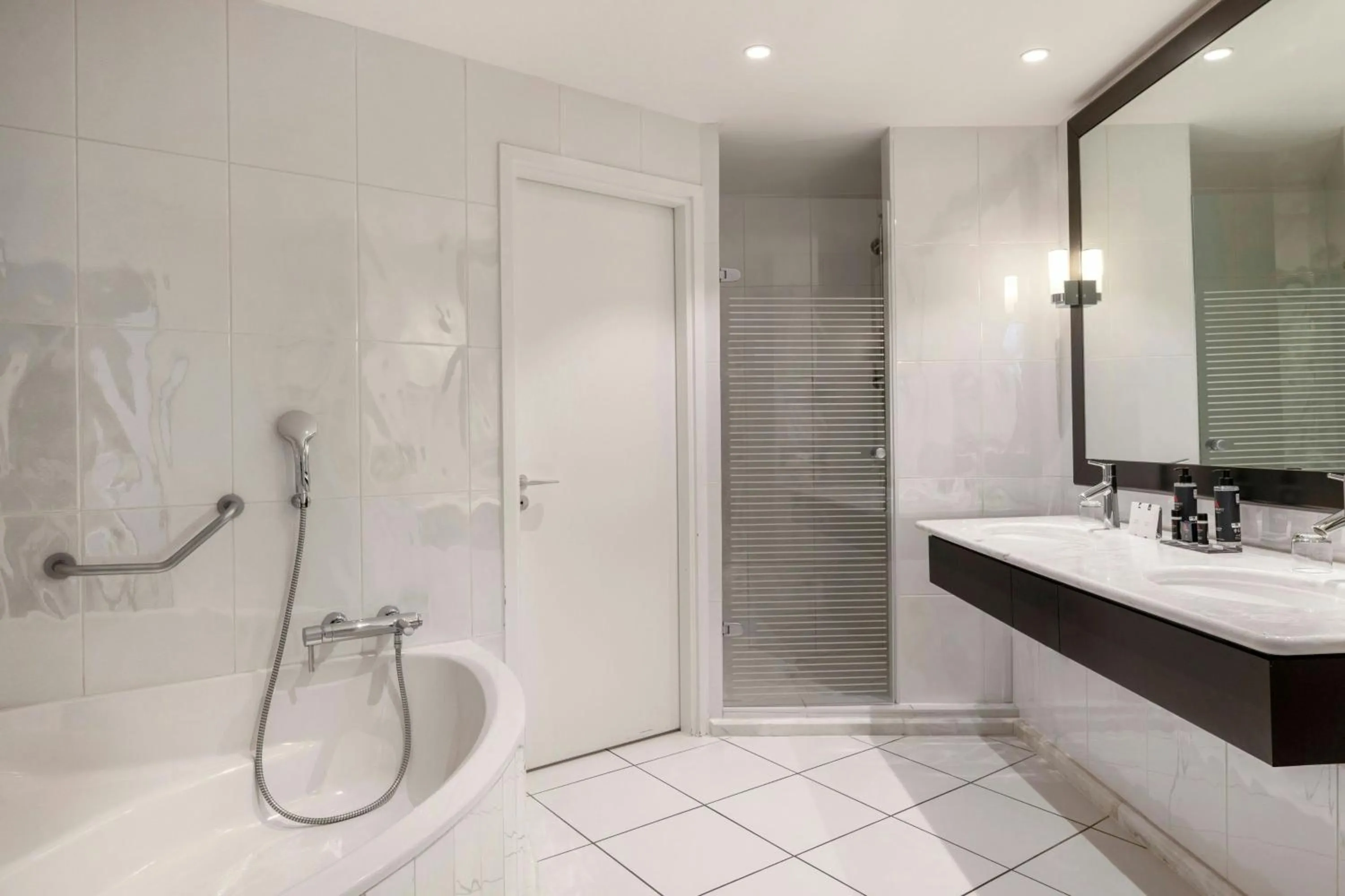Bathroom in Lyon Marriott Hotel Cité Internationale