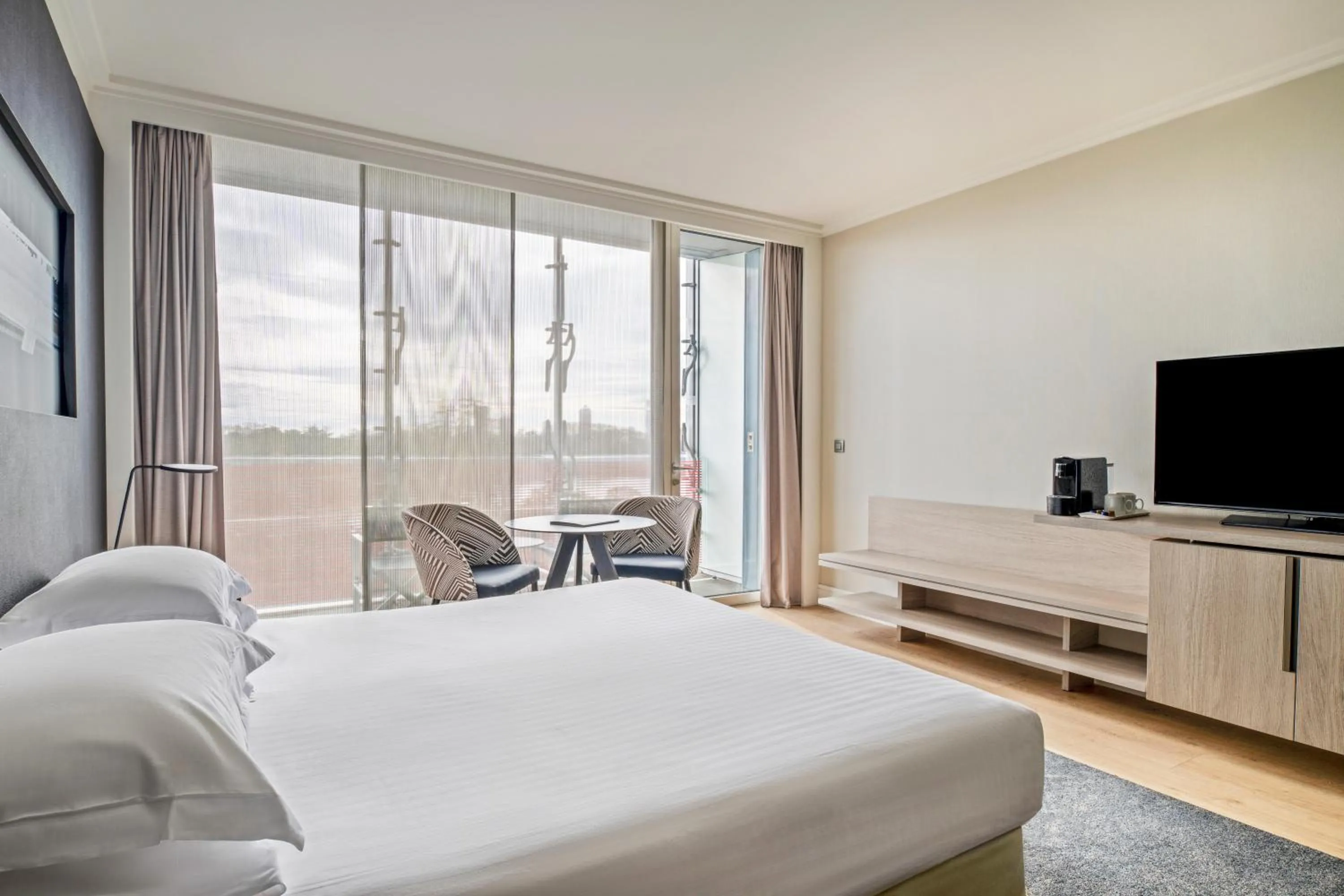 Coffee/tea facilities, Bed in Lyon Marriott Hotel Cité Internationale