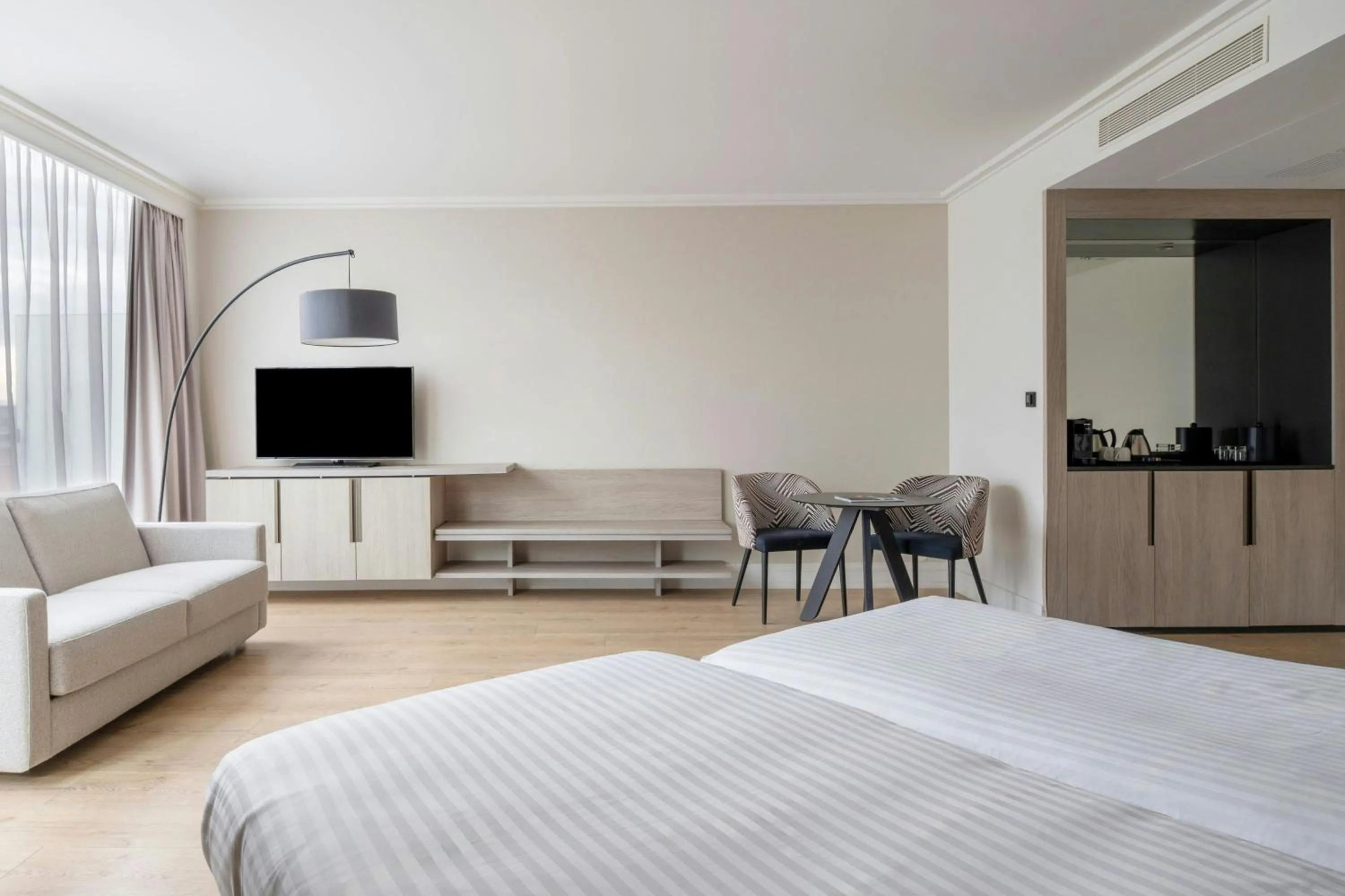 Photo of the whole room, Bed in Lyon Marriott Hotel Cité Internationale
