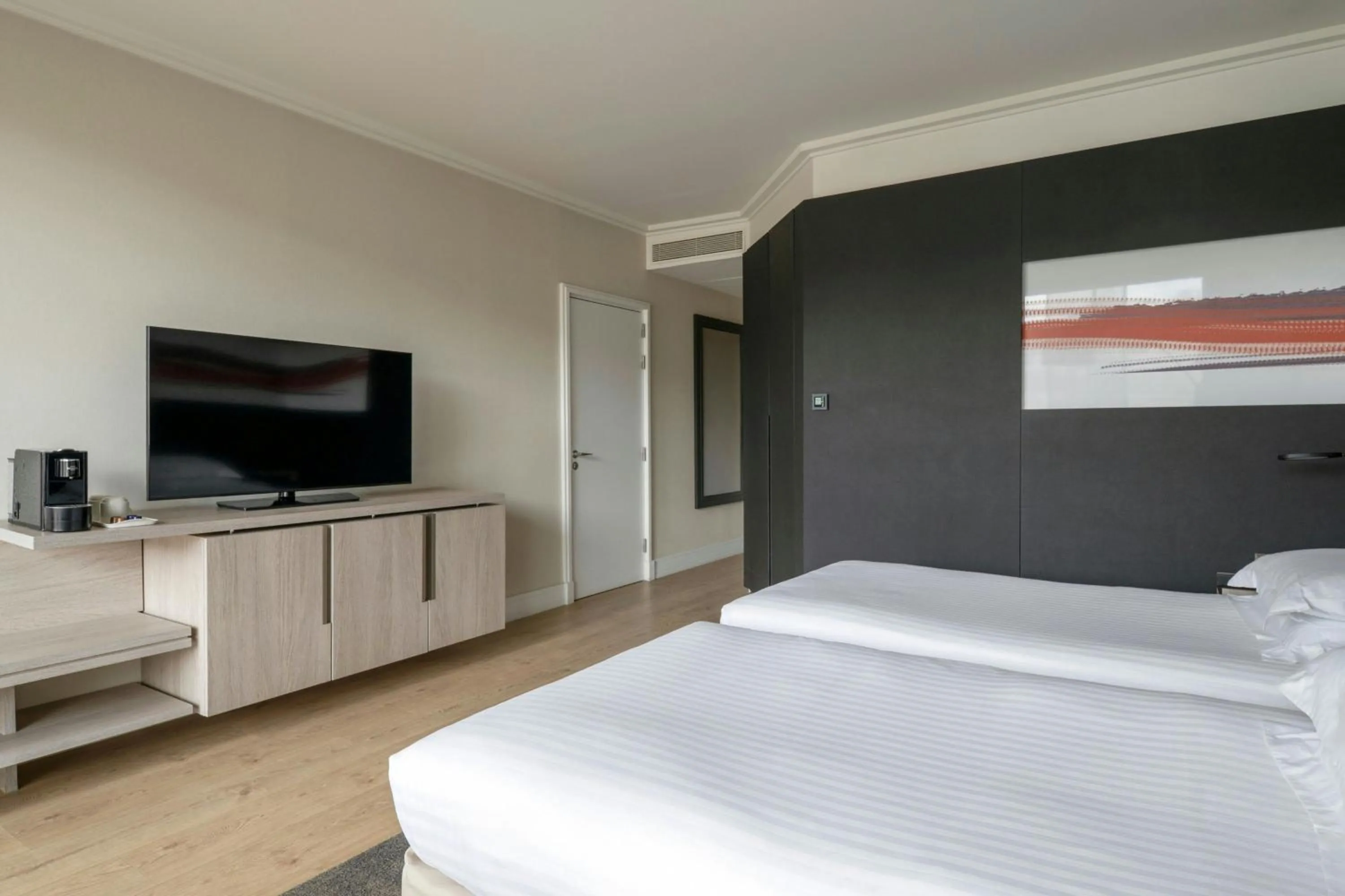 Photo of the whole room, Bed in Lyon Marriott Hotel Cité Internationale