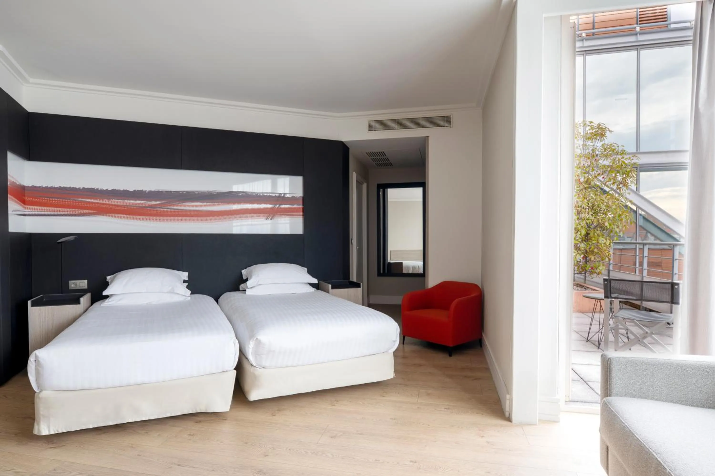 Balcony/Terrace, Bed in Lyon Marriott Hotel Cité Internationale