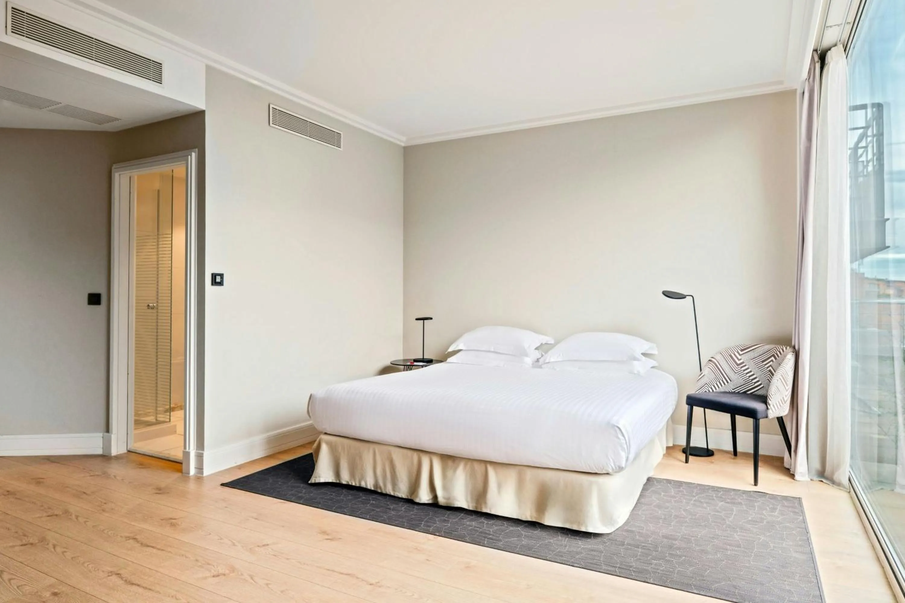 Photo of the whole room, Bed in Lyon Marriott Hotel Cité Internationale