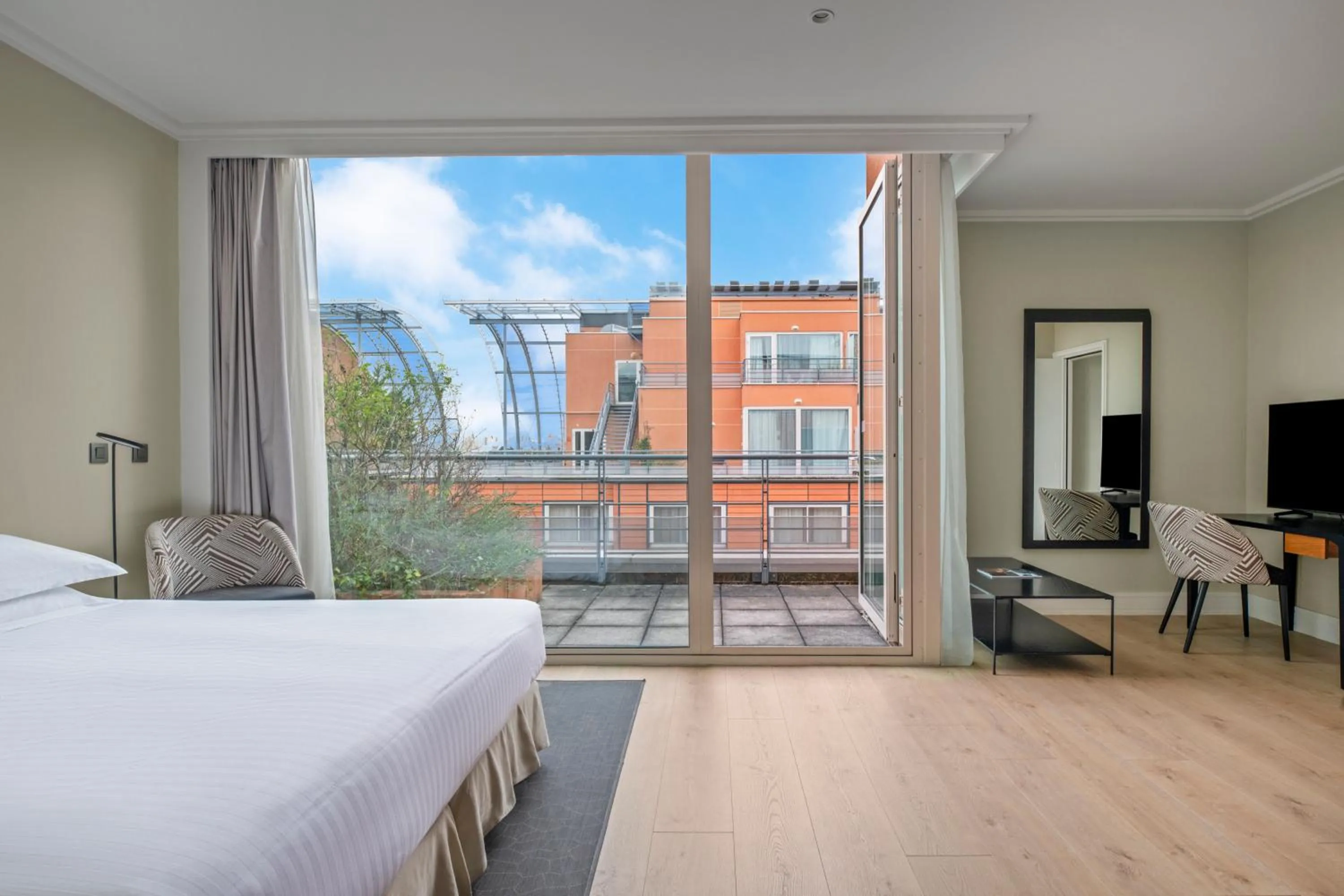 Balcony/Terrace, Bed in Lyon Marriott Hotel Cité Internationale