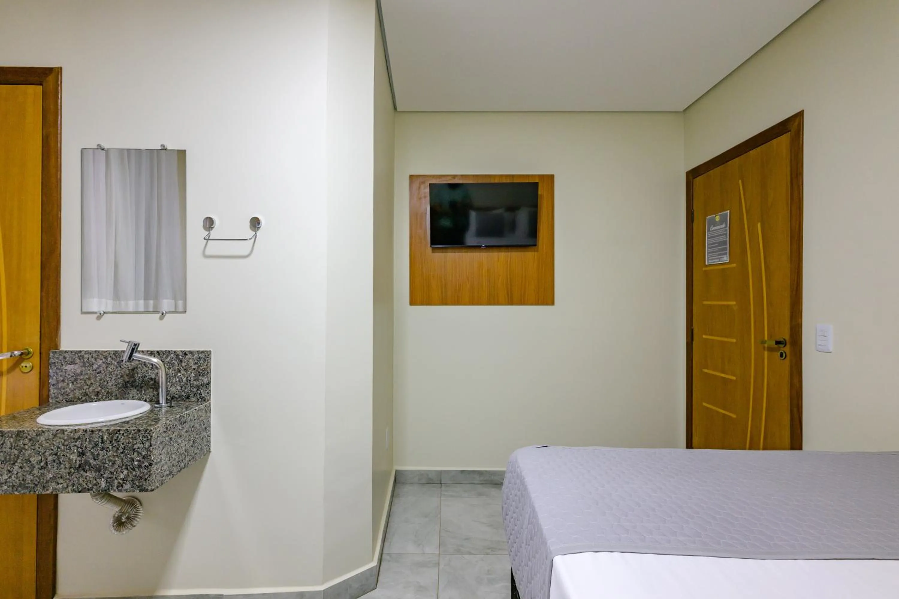 Bathroom, Bed in OYO Hotel Brisa Tropical, Brasília