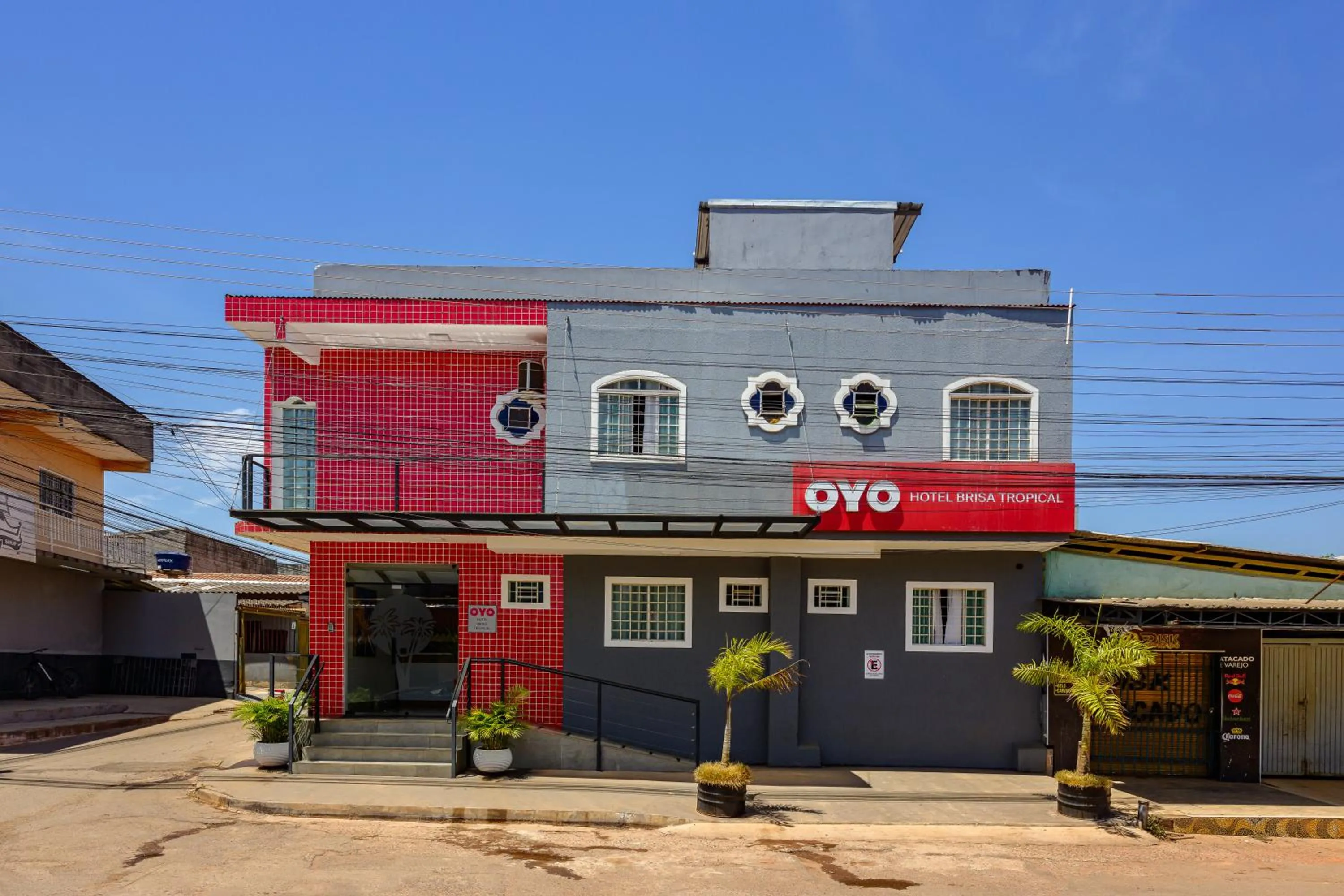 Property building in OYO Hotel Brisa Tropical, Brasília