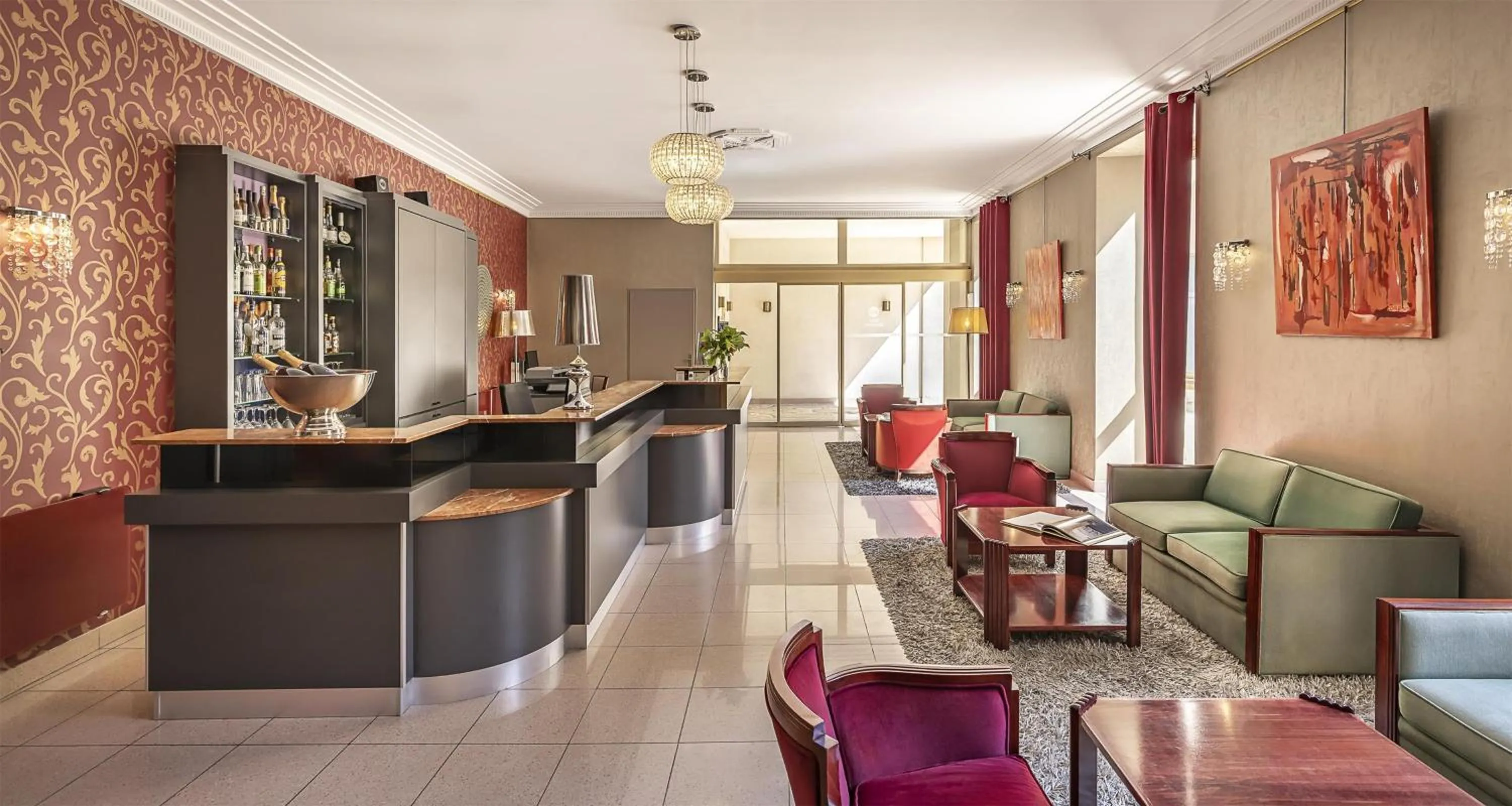 Lobby or reception in Best Western Poitiers Centre Le Grand Hôtel