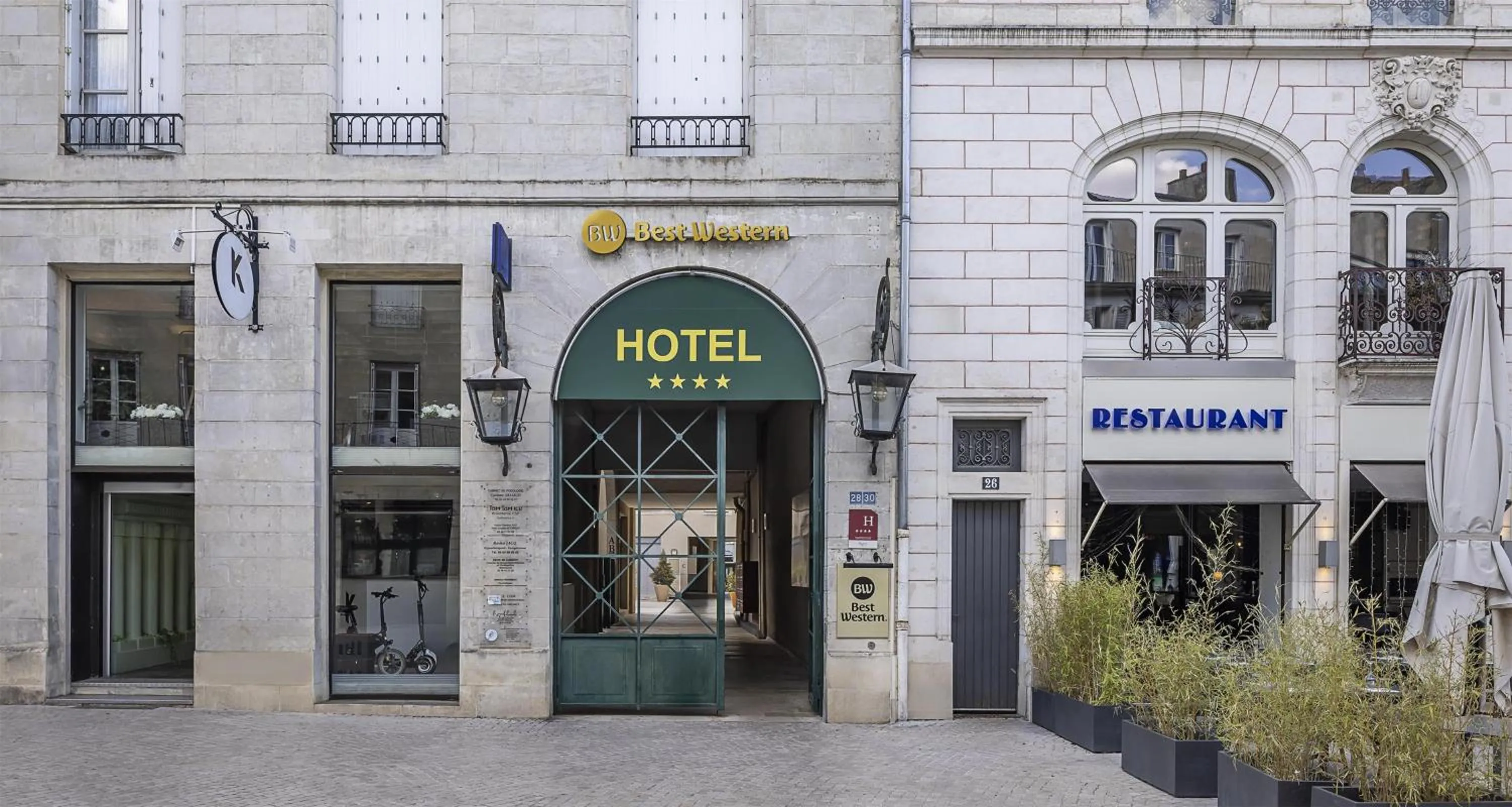 Property building in Best Western Poitiers Centre Le Grand Hôtel
