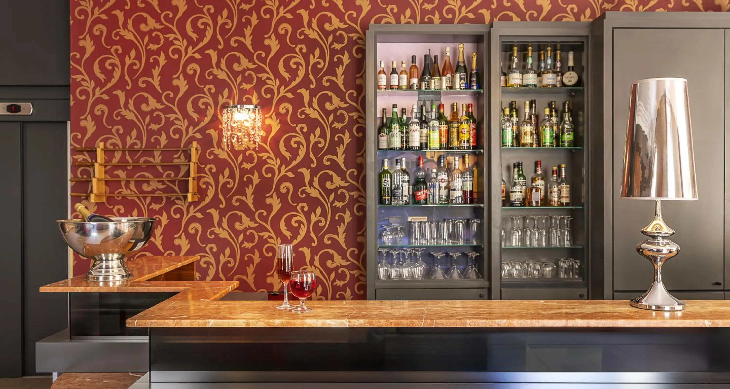 Lobby or reception in Best Western Poitiers Centre Le Grand Hôtel