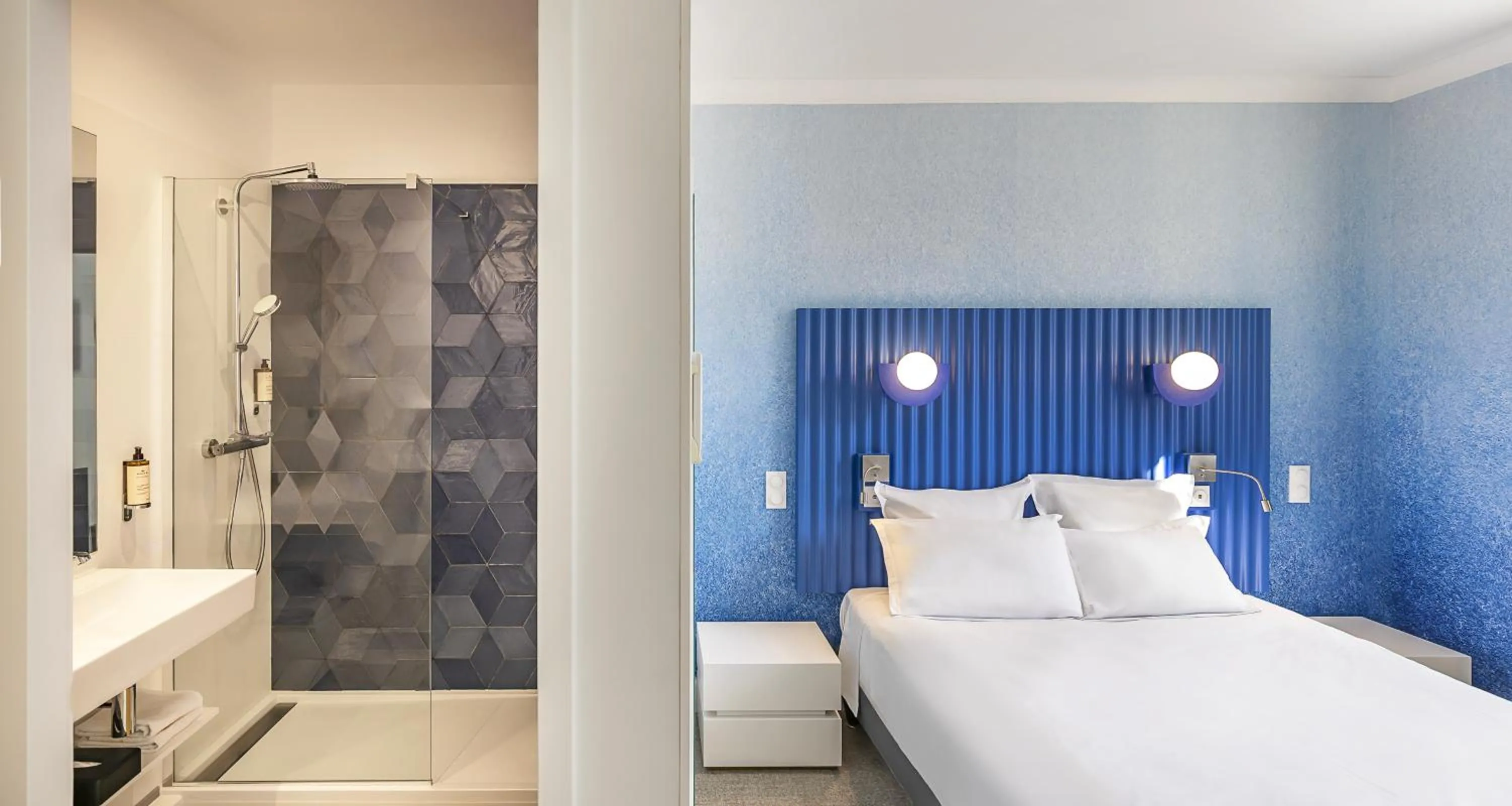 Bathroom, Bed in Best Western Poitiers Centre Le Grand Hôtel