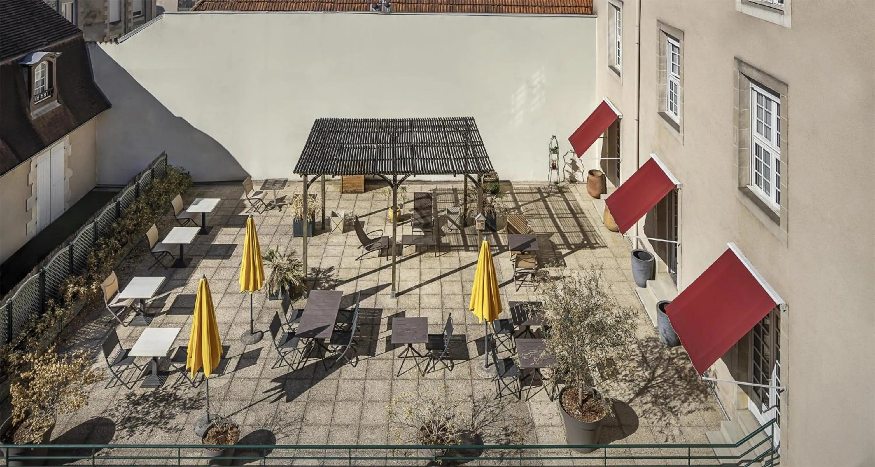 Property building in Best Western Poitiers Centre Le Grand Hôtel