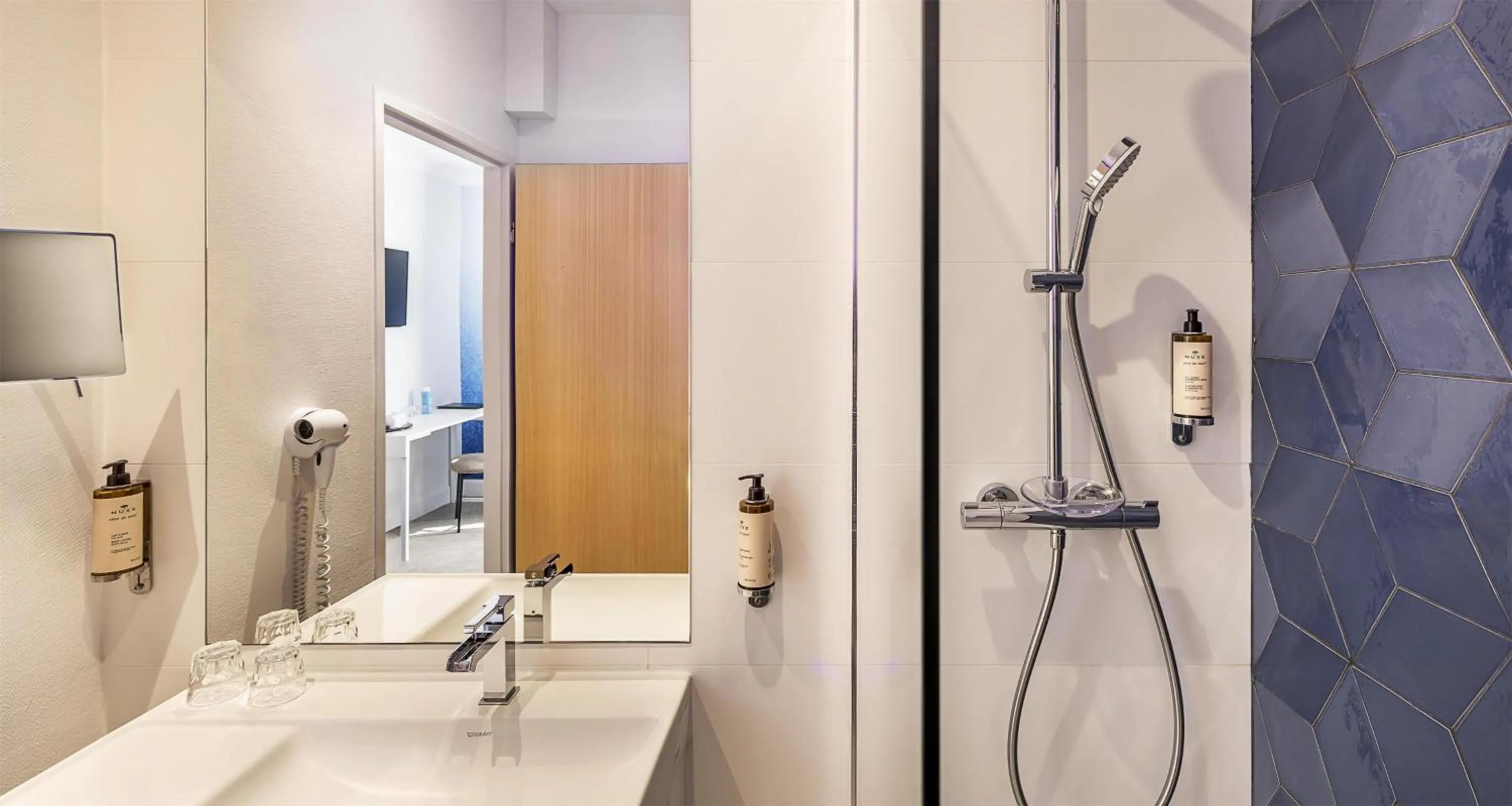 Bathroom in Best Western Poitiers Centre Le Grand Hôtel