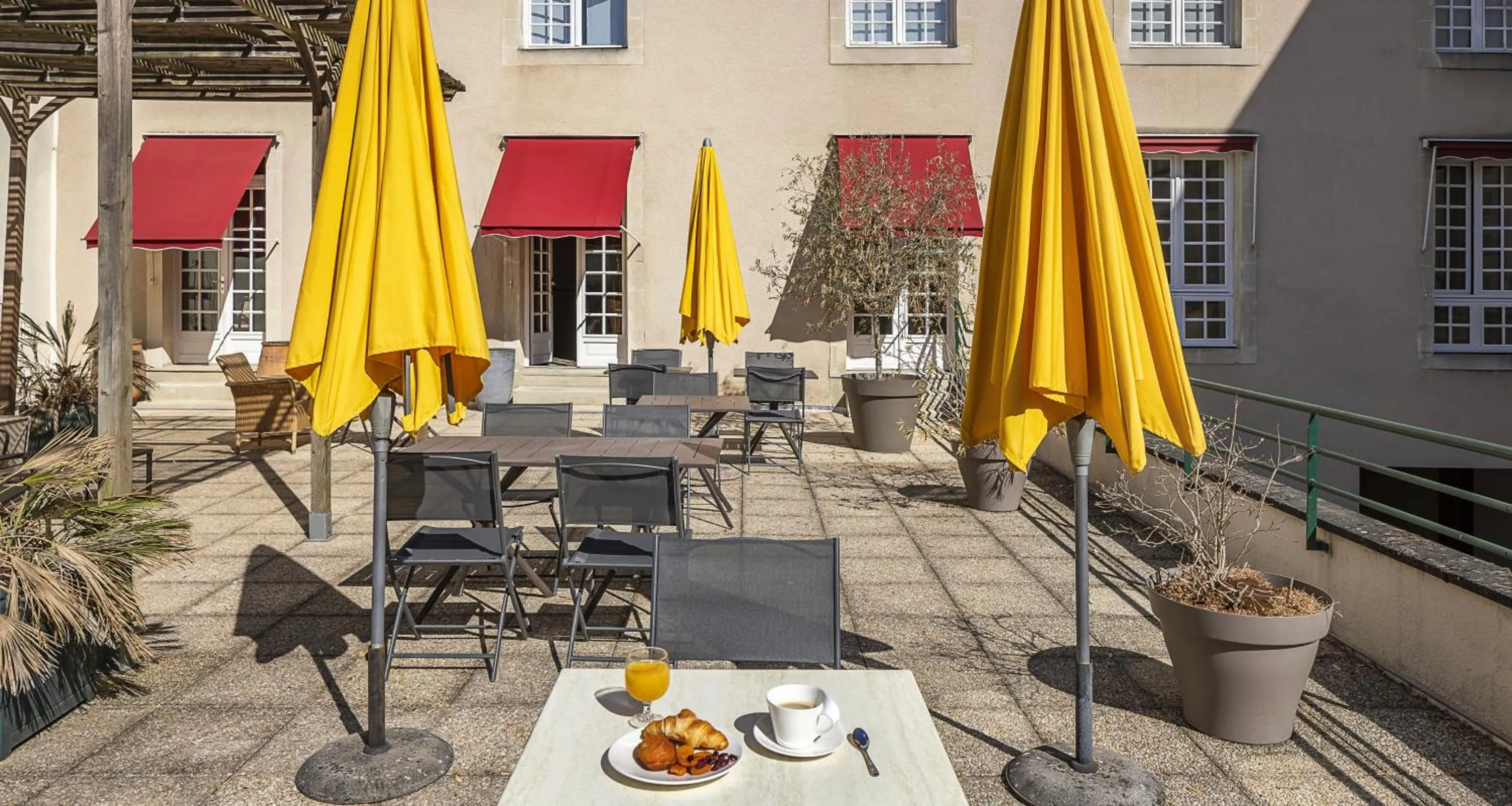 Patio in Best Western Poitiers Centre Le Grand Hôtel