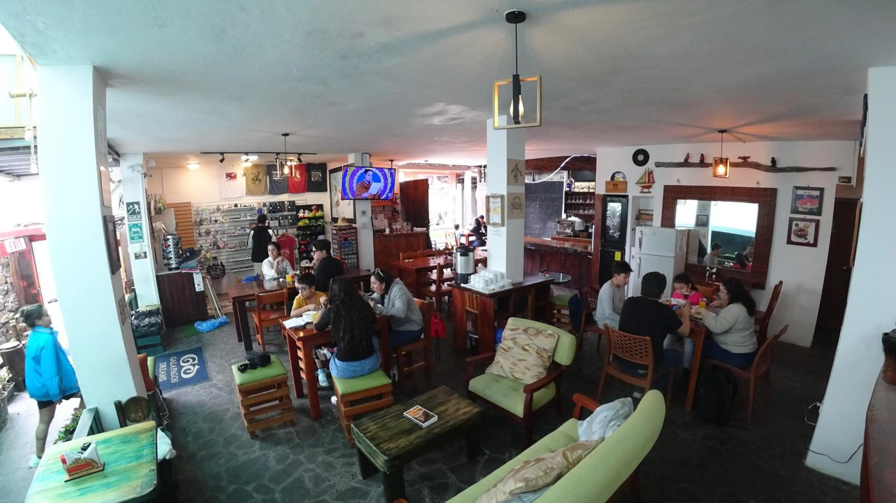 Communal lounge/ TV room in Galapagos Dreams