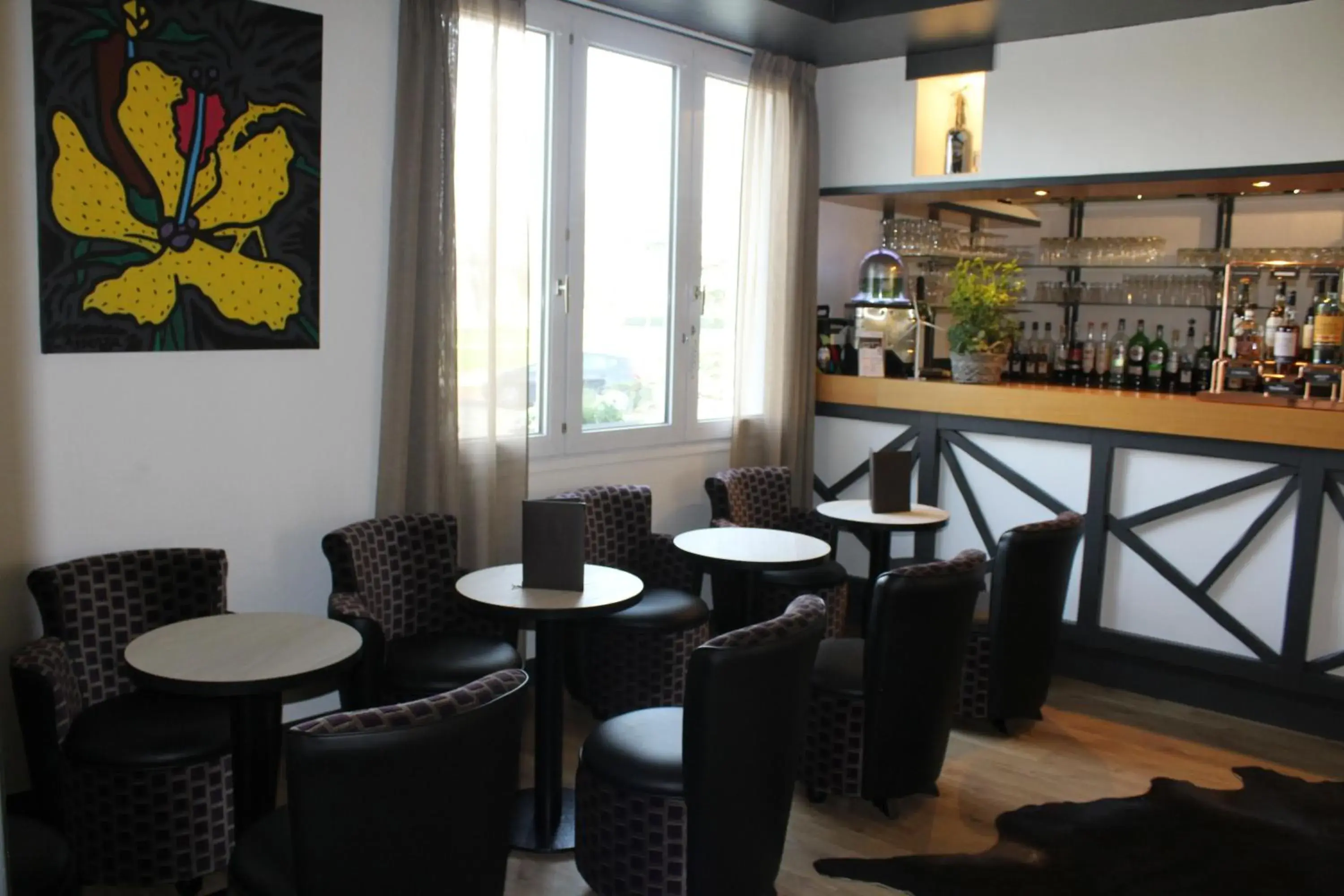 Lounge or bar in Logis Hôtel Restaurant Le Quai Fleuri Lounge or bar in Logis Hôtel Restaurant Le Quai Fleuri