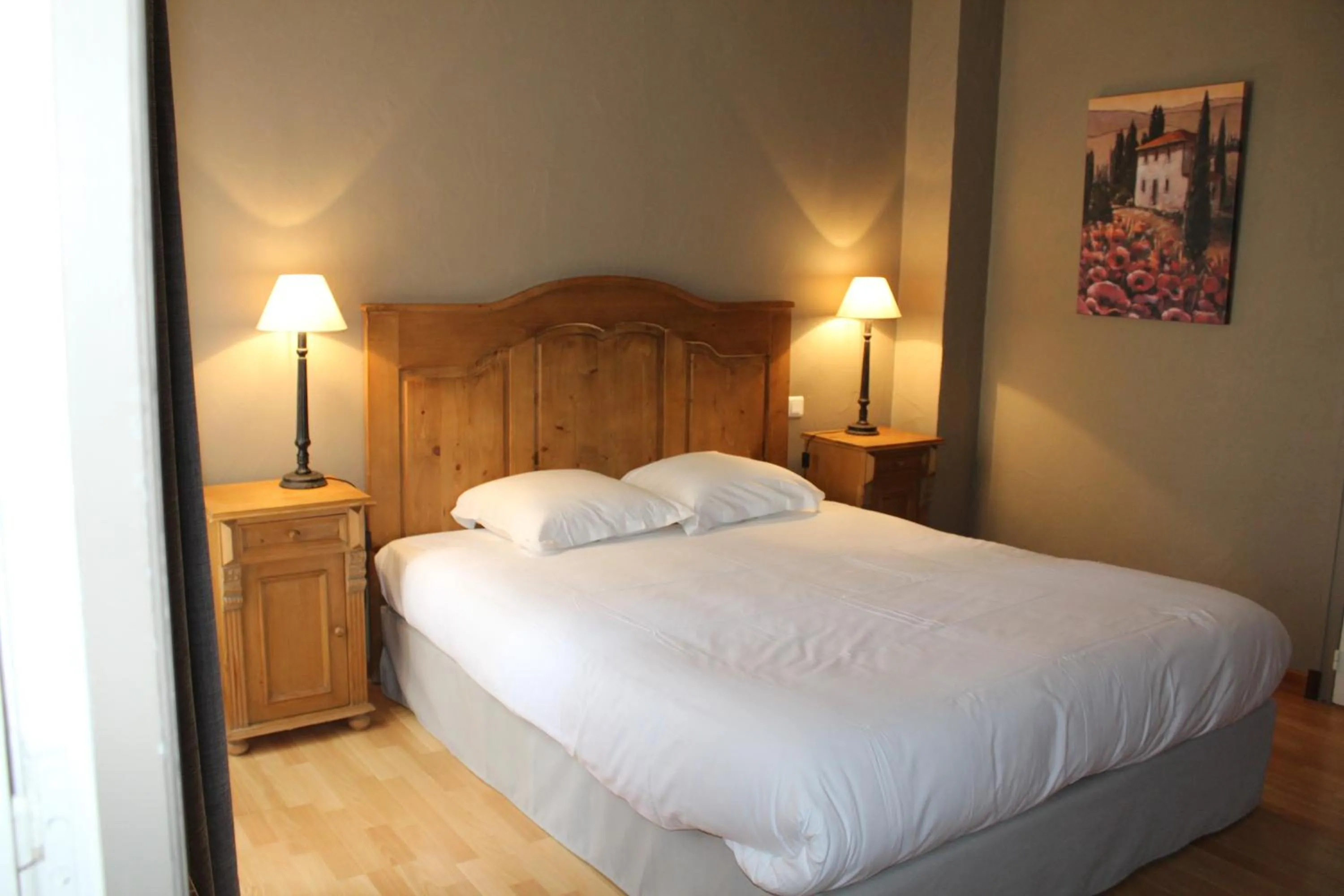 Bedroom, Bed in Logis Hôtel Restaurant Le Quai Fleuri