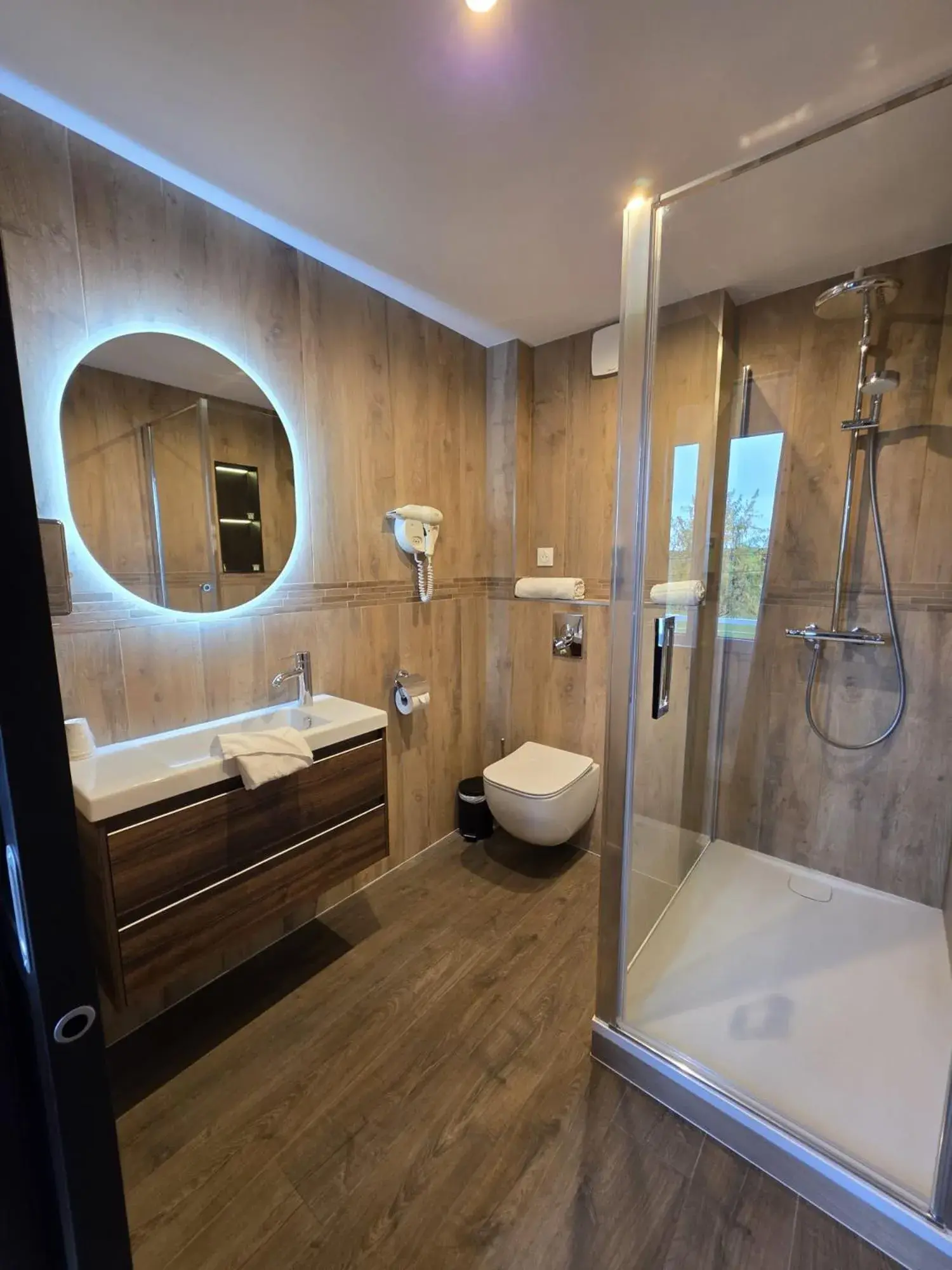 Bathroom in Logis Hôtel Restaurant Le Quai Fleuri Bathroom in Logis Hôtel Restaurant Le Quai Fleuri