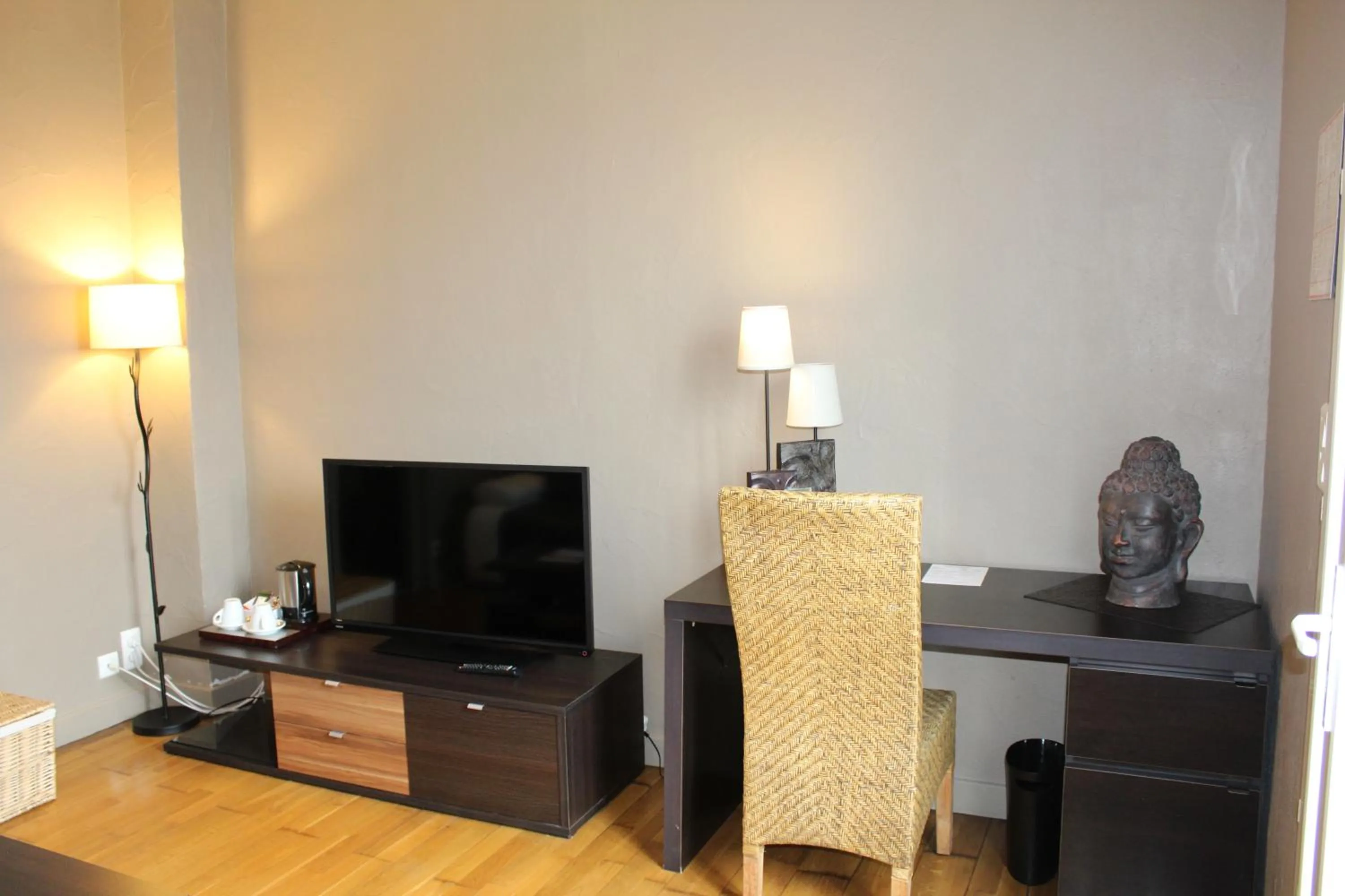 Living room in Logis Hôtel Restaurant Le Quai Fleuri