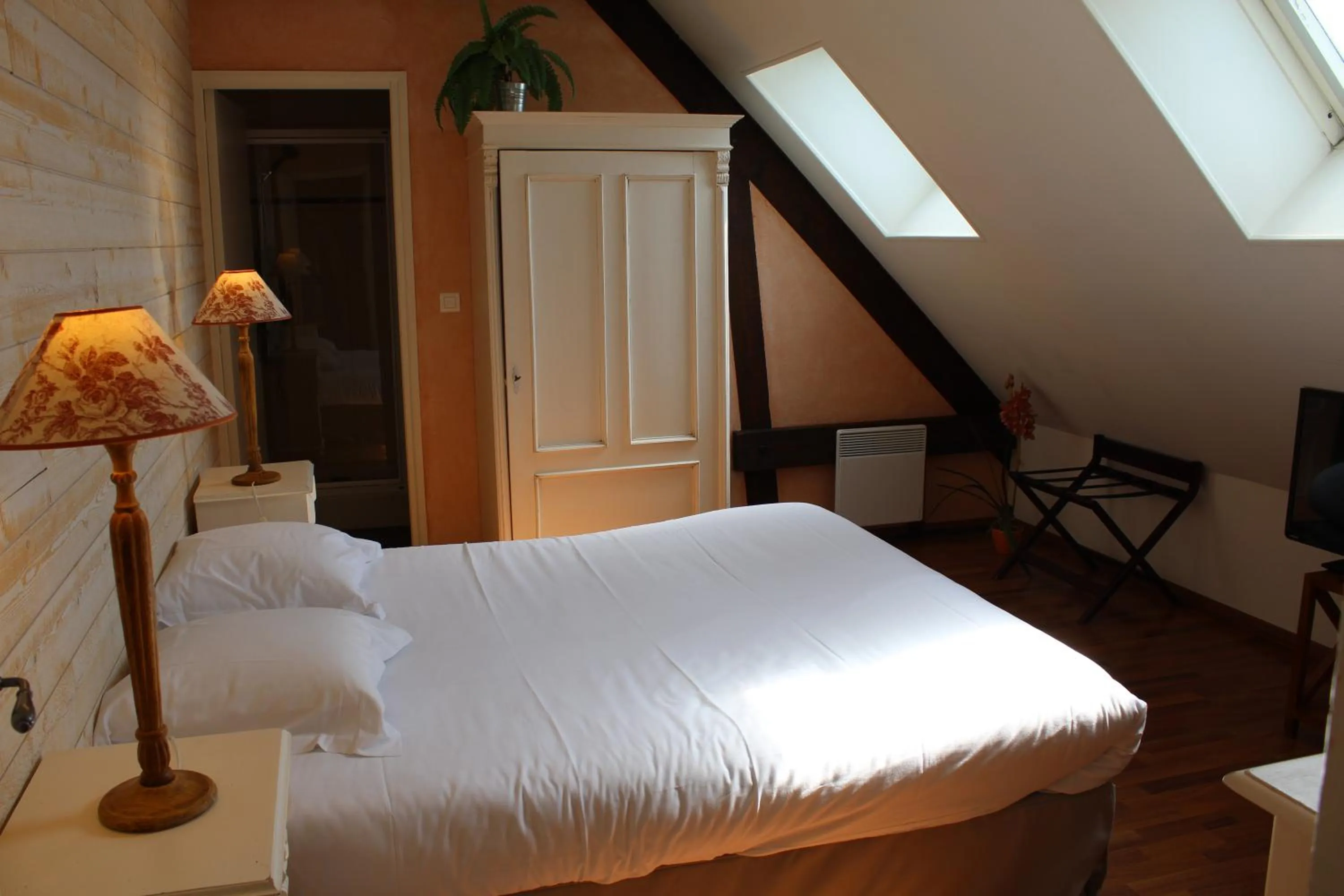 Bedroom, Bed in Logis Hôtel Restaurant Le Quai Fleuri