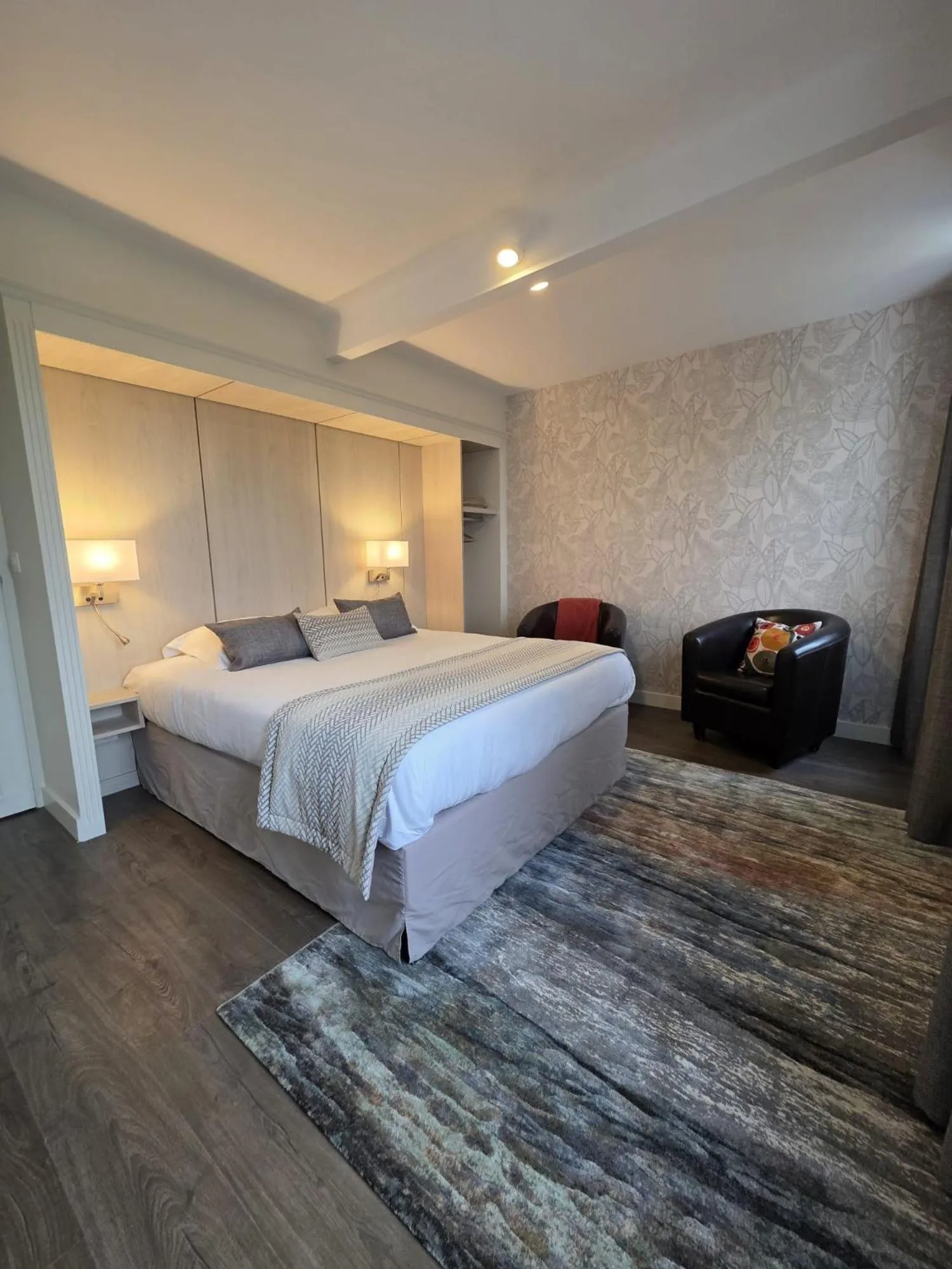 Bedroom, Bed in Logis Hôtel Restaurant Le Quai Fleuri