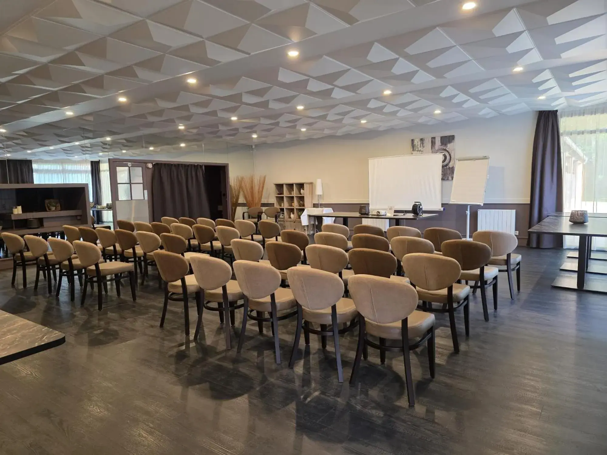 Meeting/conference room in Logis Hôtel Restaurant Le Quai Fleuri Meeting/conference room in Logis Hôtel Restaurant Le Quai Fleuri