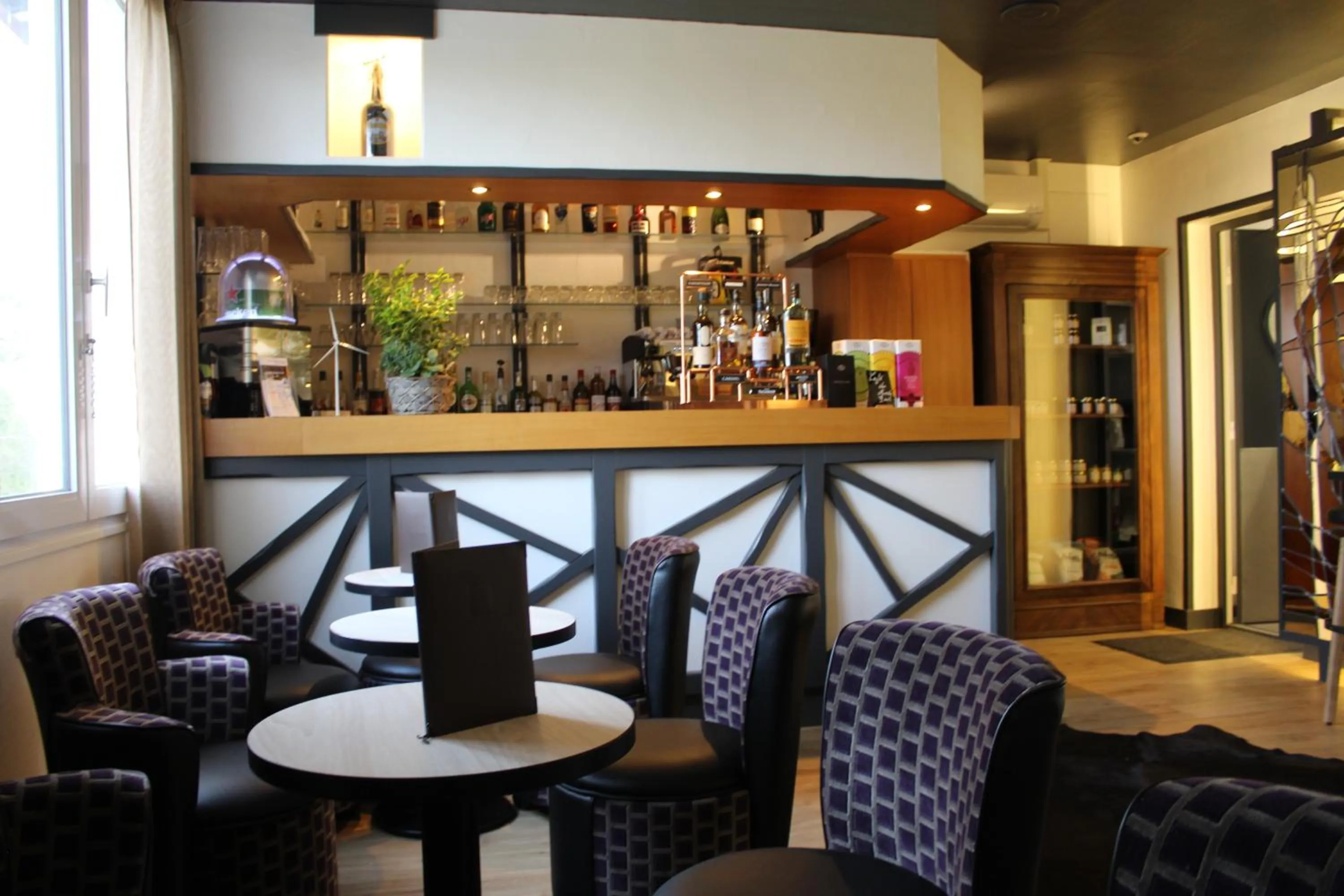 Lounge or bar in Logis Hôtel Restaurant Le Quai Fleuri