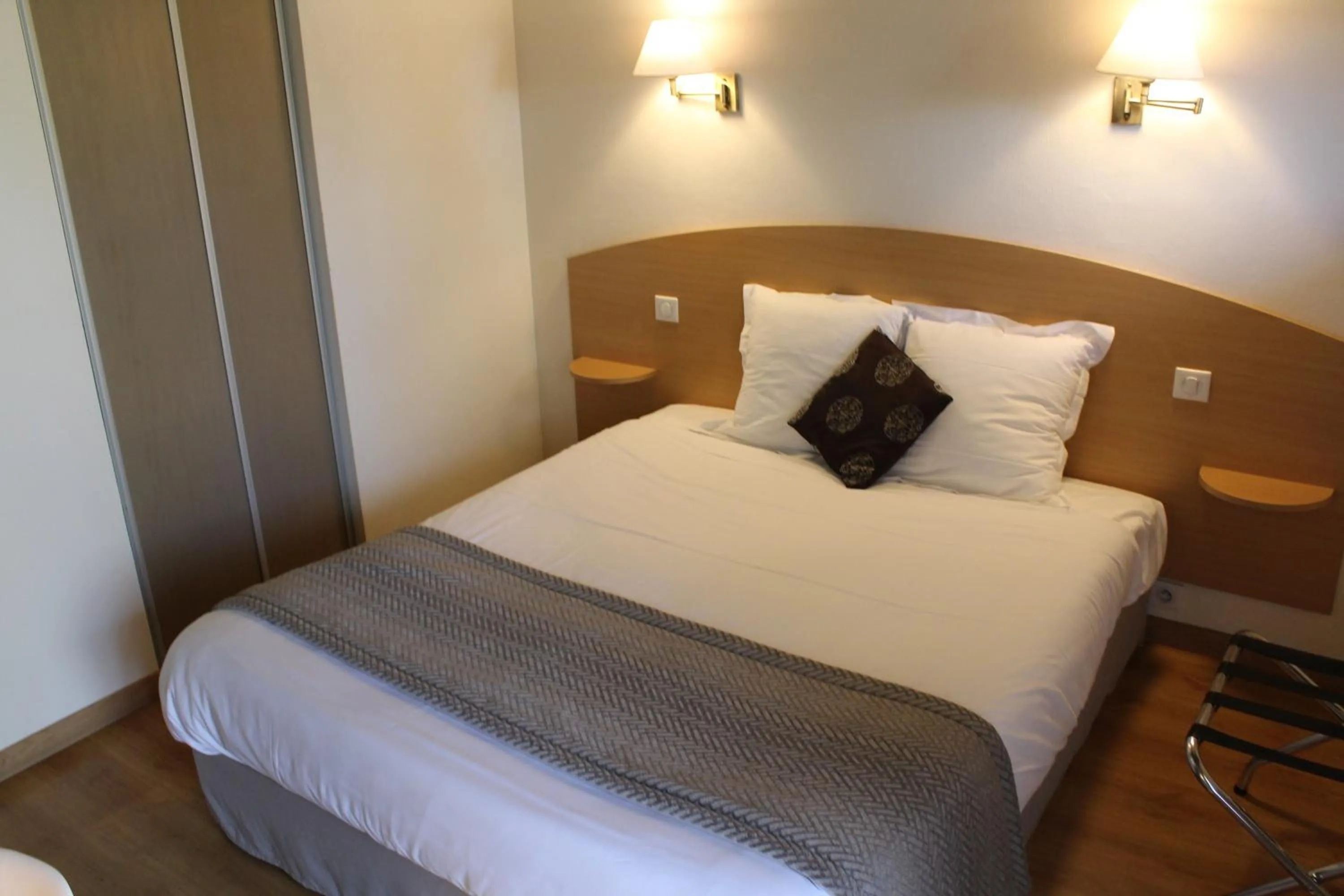 Bedroom, Bed in Logis Hôtel Restaurant Le Quai Fleuri