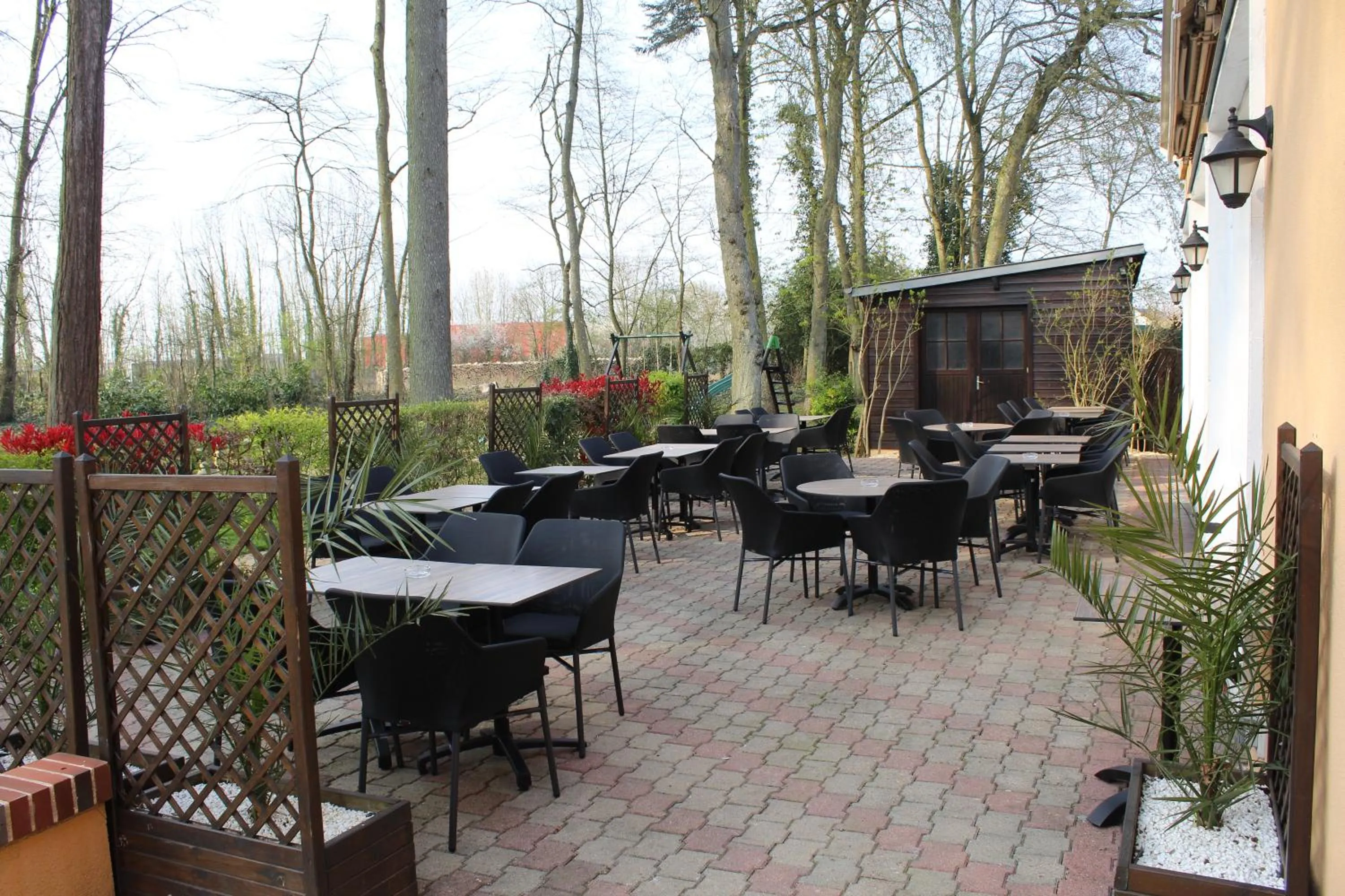 Patio in Logis Hôtel Restaurant Le Quai Fleuri