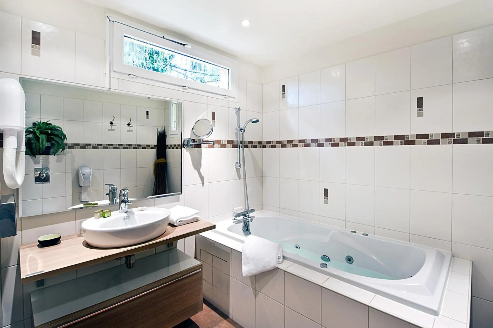 Bathroom in Logis Hôtel Restaurant Le Quai Fleuri