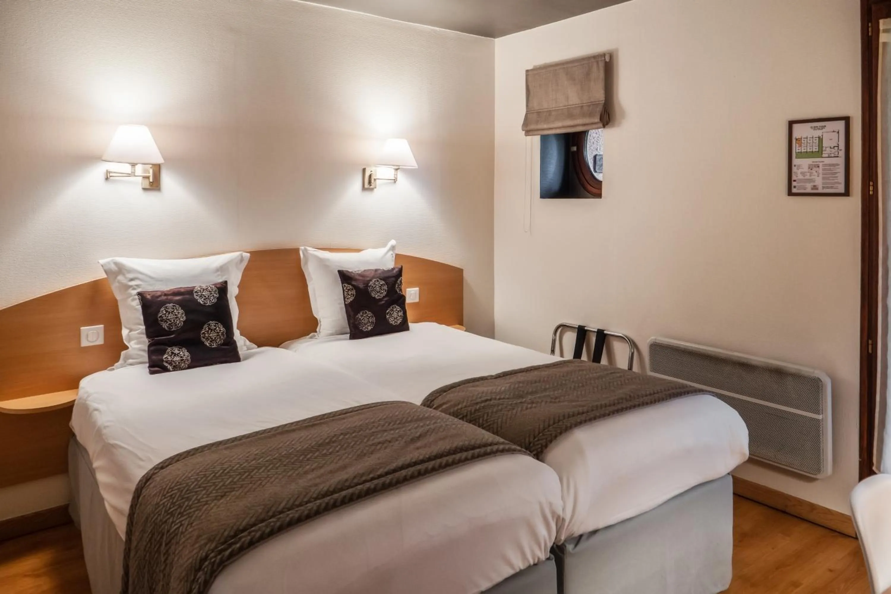 Bedroom, Bed in Logis Hôtel Restaurant Le Quai Fleuri