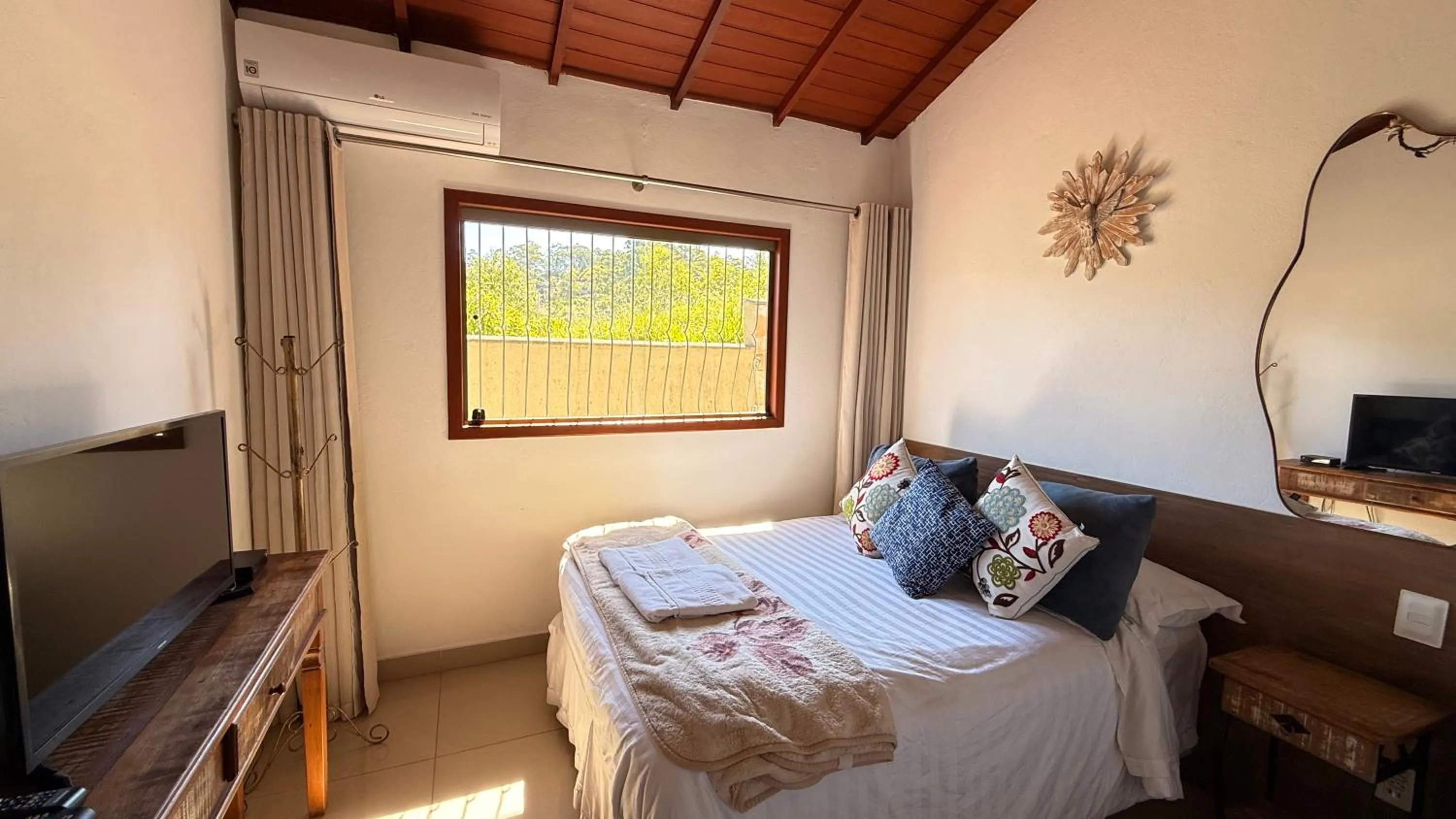 Photo of the whole room, Bed in Pousada Boutique Chico Anjo