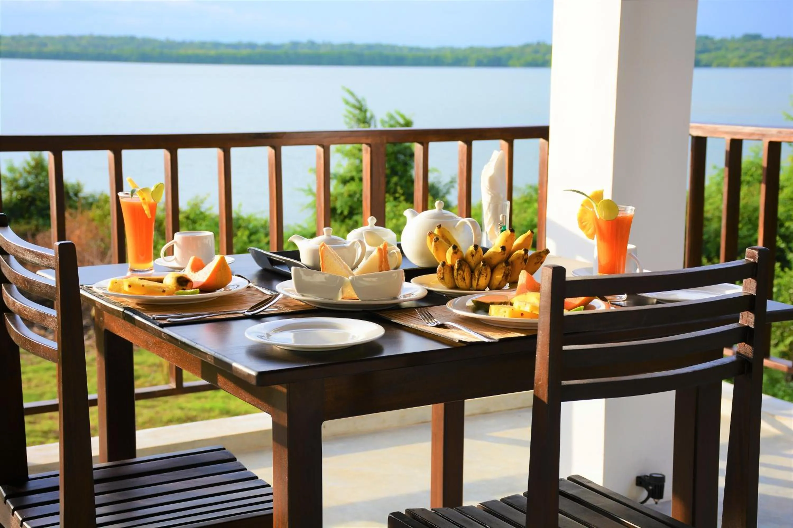 Food and drinks in Ashansa Lagoon Resort
